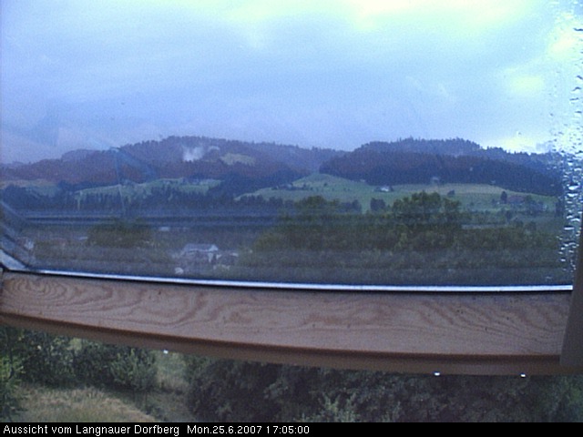 Webcam-Bild: Aussicht vom Dorfberg in Langnau 20070625-170500