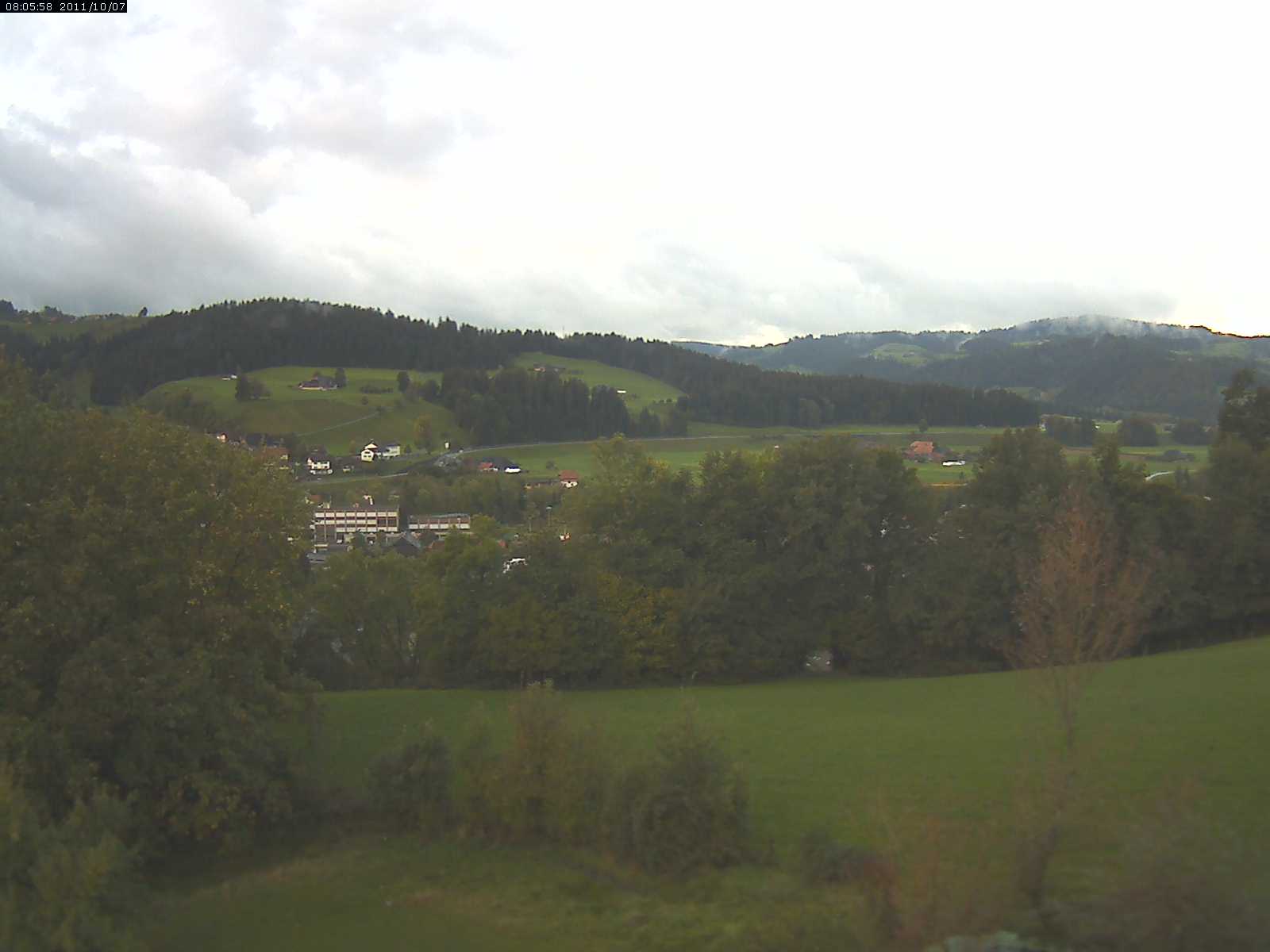 Webcam-Bild: Aussicht vom Dorfberg in Langnau 20111007-080600