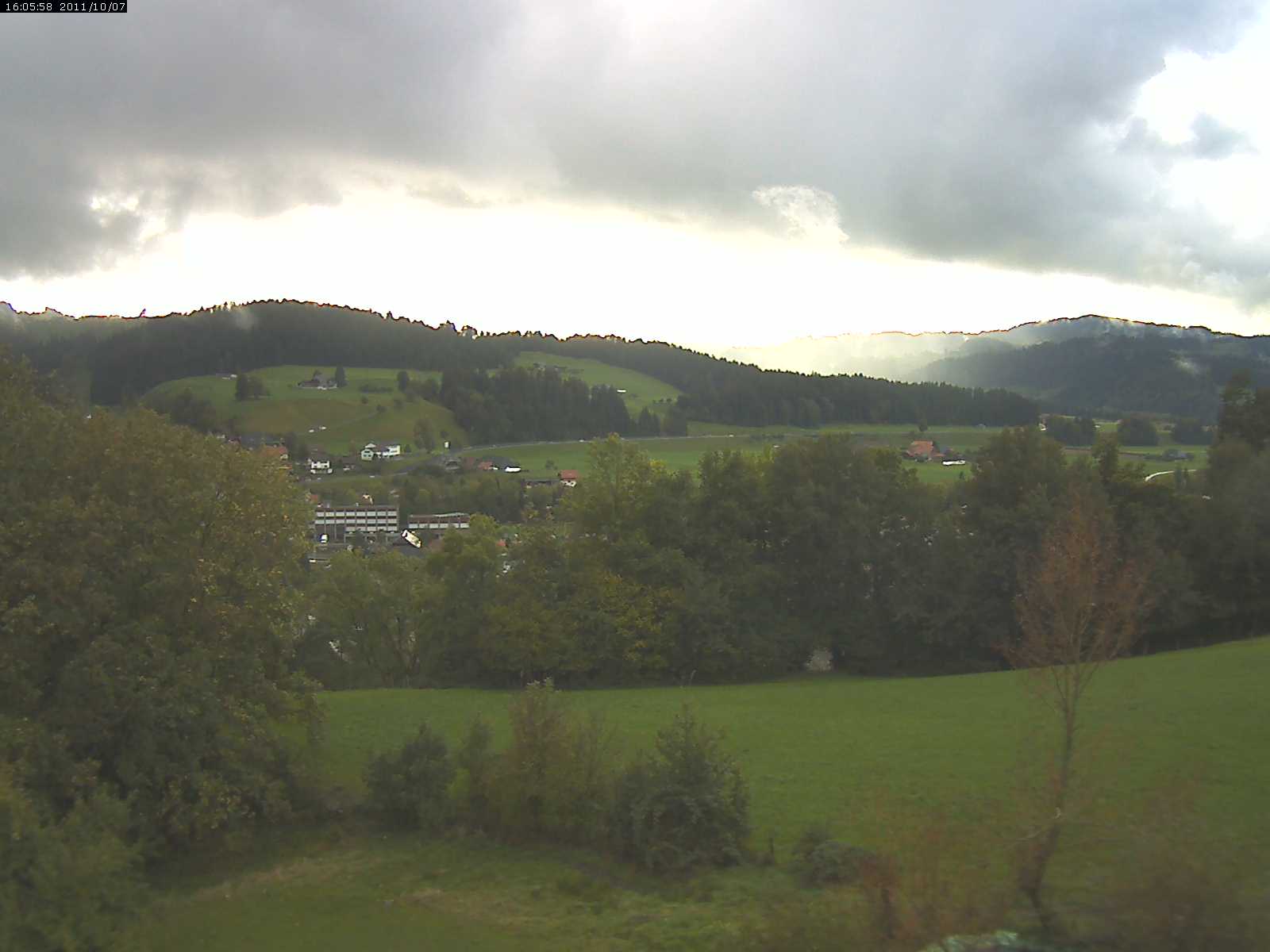 Webcam-Bild: Aussicht vom Dorfberg in Langnau 20111007-170600