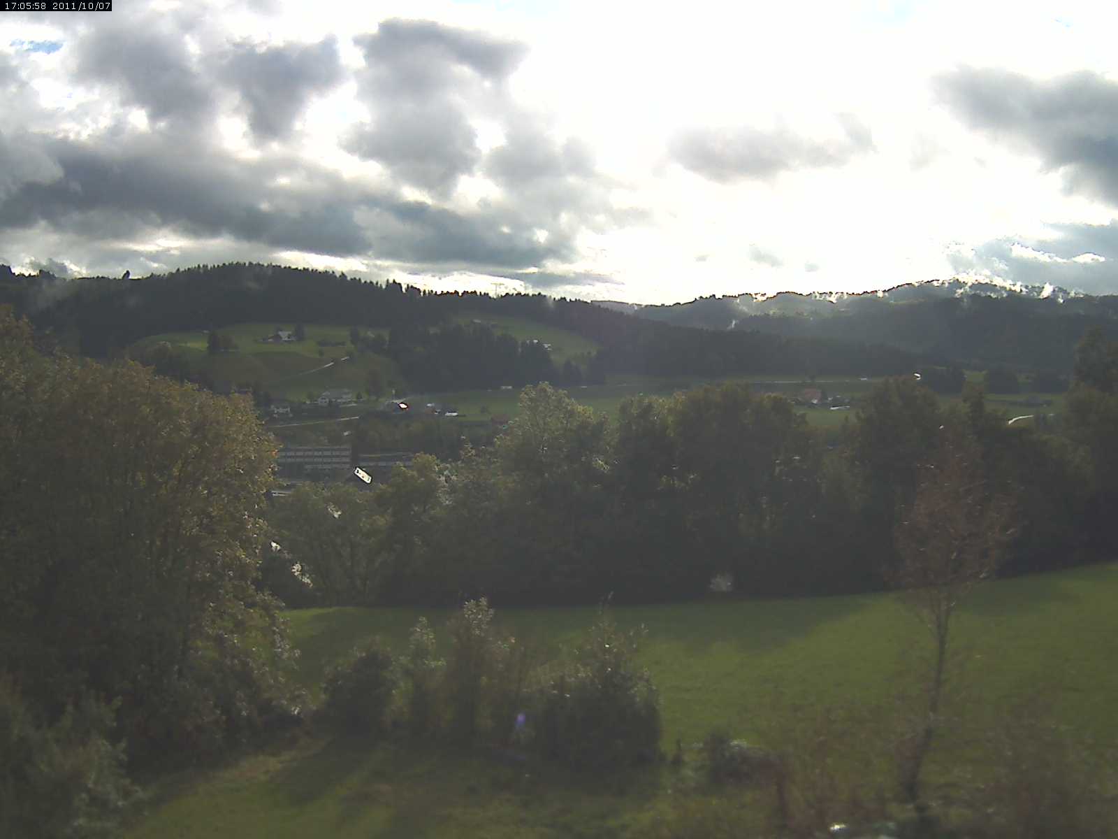 Webcam-Bild: Aussicht vom Dorfberg in Langnau 20111008-080600