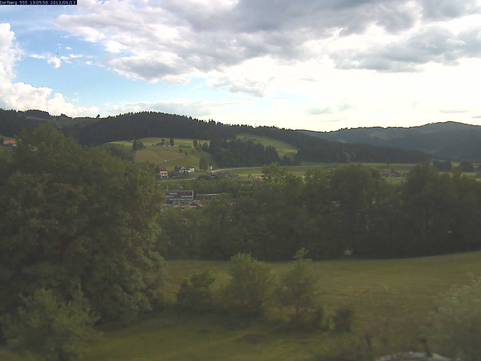 Webcam-Bild: Aussicht vom Dorfberg in Langnau 20130613-190600