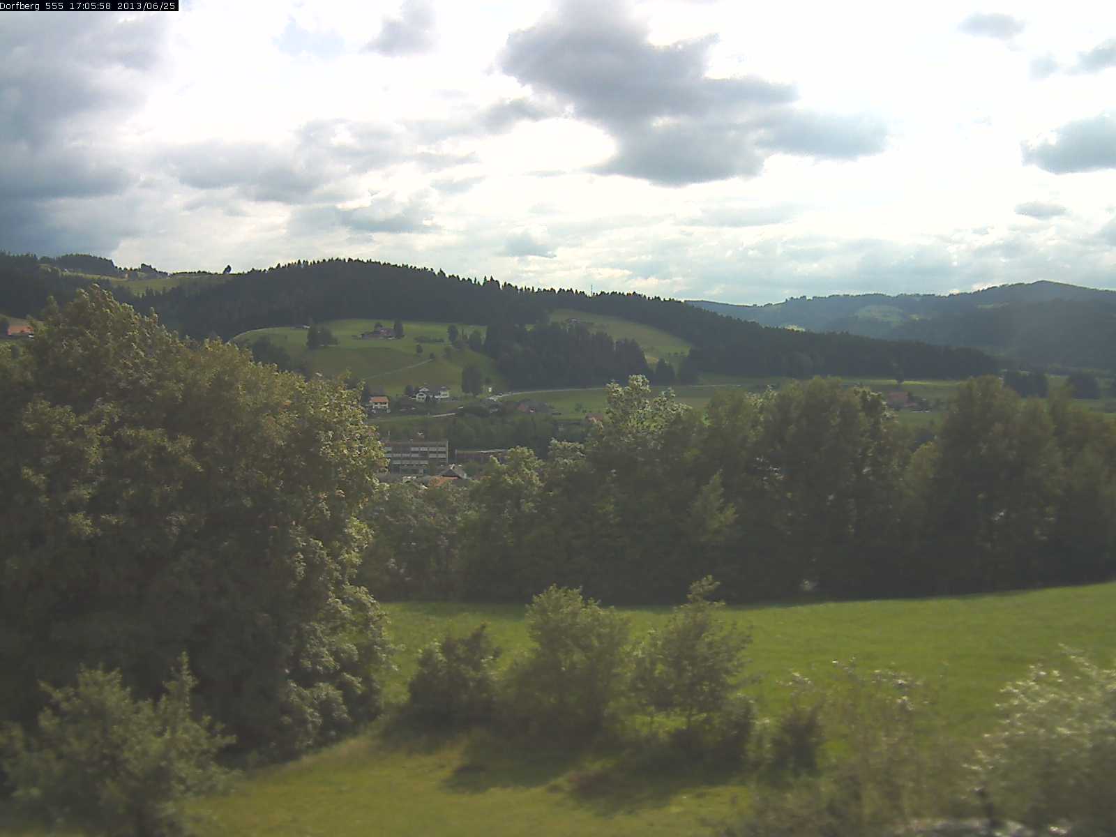 Webcam-Bild: Aussicht vom Dorfberg in Langnau 20130625-170600