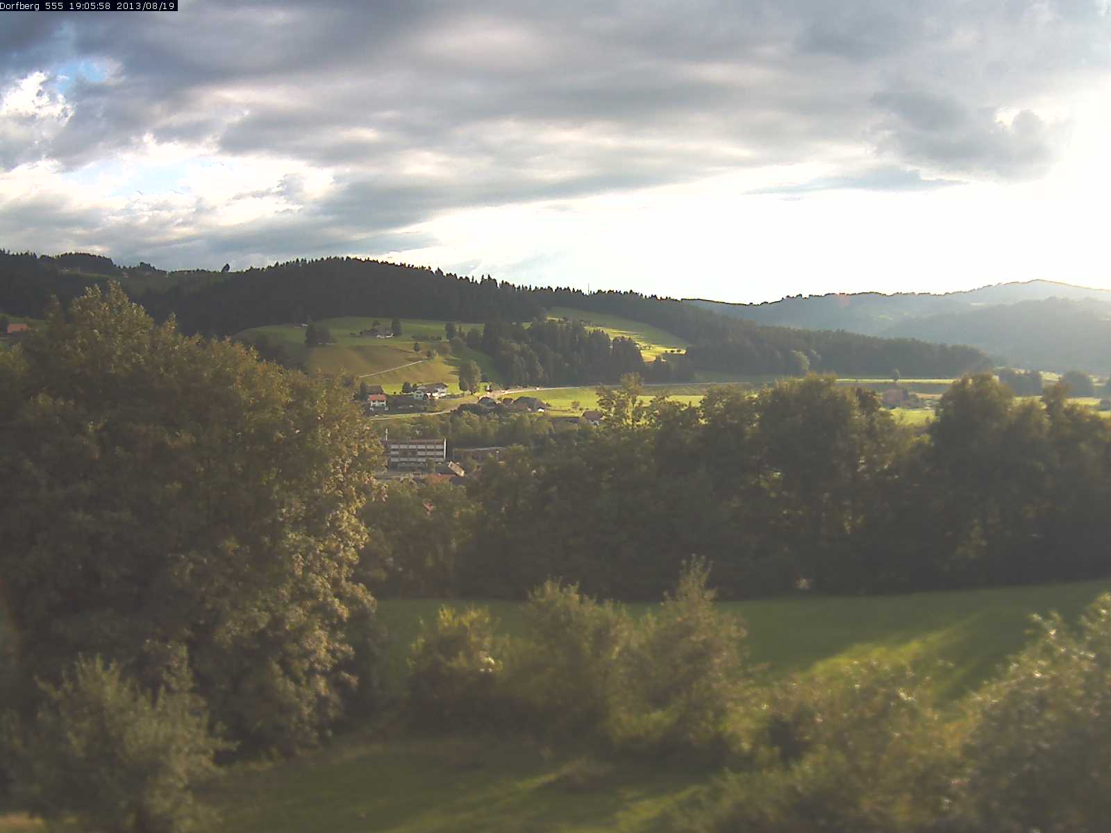Webcam-Bild: Aussicht vom Dorfberg in Langnau 20130819-190600