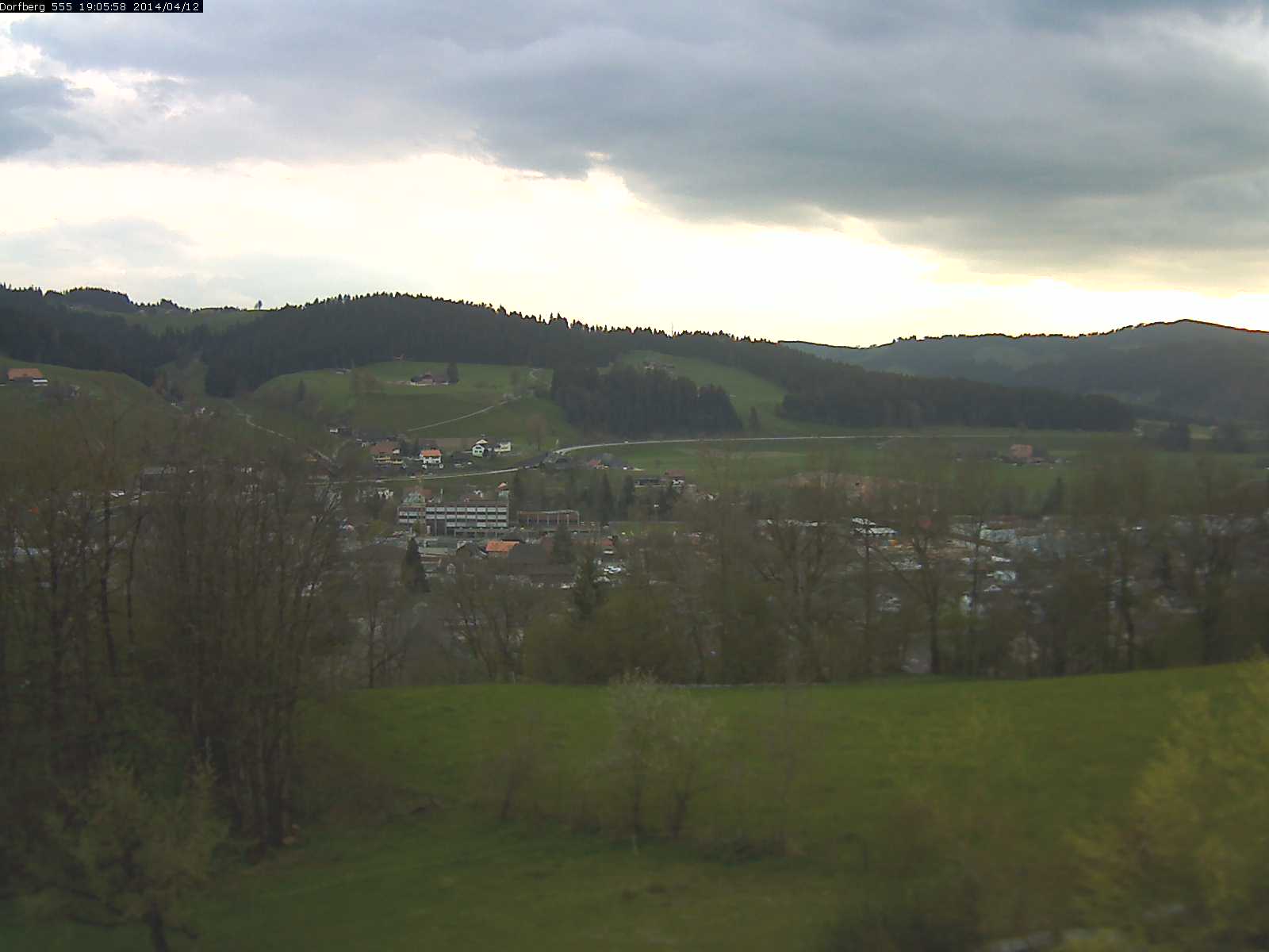 Webcam-Bild: Aussicht vom Dorfberg in Langnau 20140412-190600
