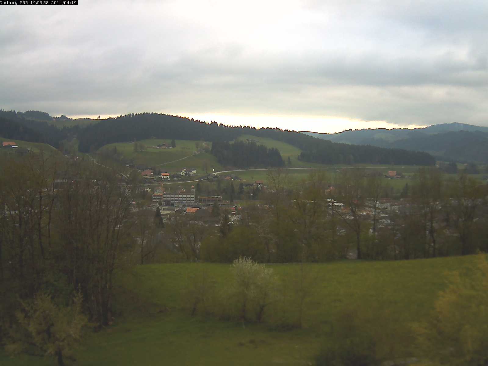Webcam-Bild: Aussicht vom Dorfberg in Langnau 20140419-190600