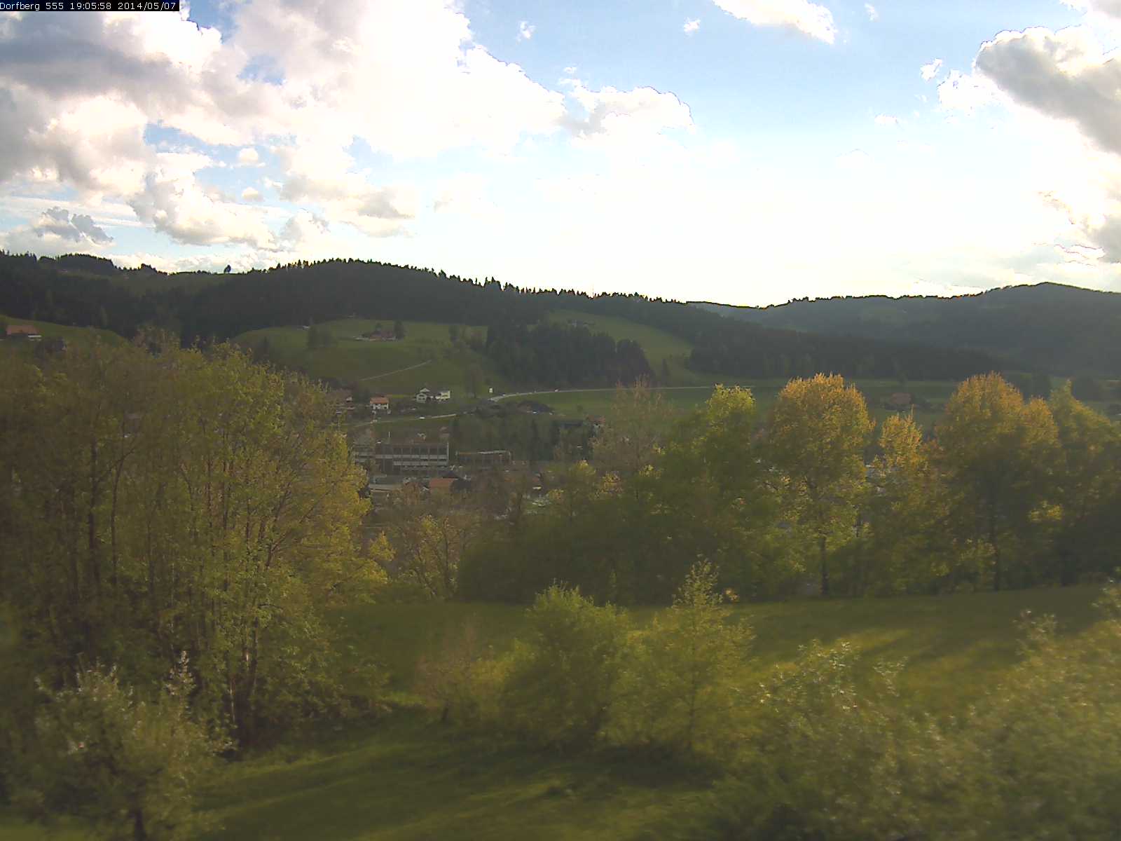 Webcam-Bild: Aussicht vom Dorfberg in Langnau 20140507-190600