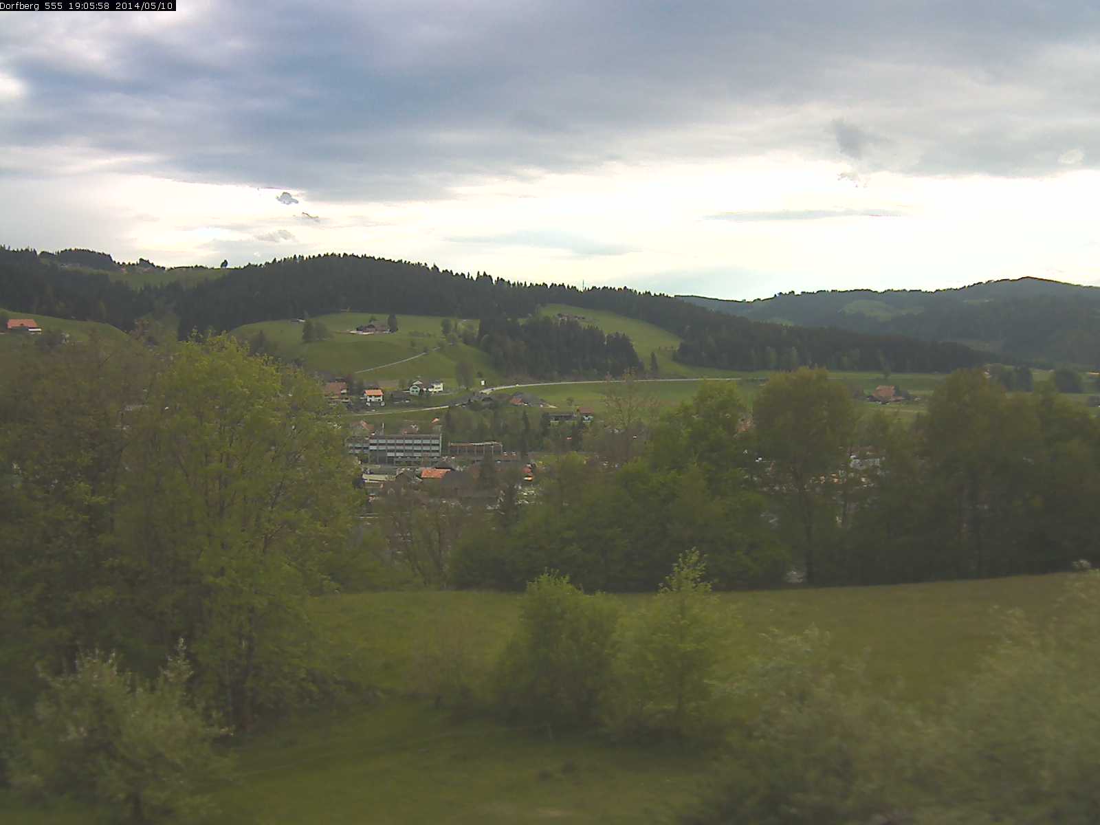 Webcam-Bild: Aussicht vom Dorfberg in Langnau 20140510-190600