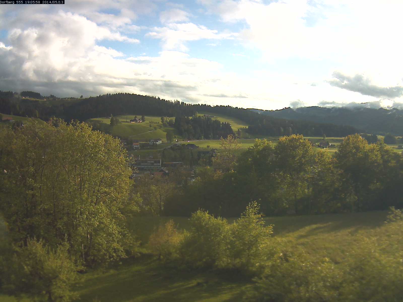 Webcam-Bild: Aussicht vom Dorfberg in Langnau 20140513-190600