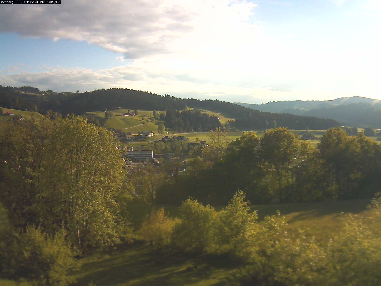 Webcam-Bild: Aussicht vom Dorfberg in Langnau 20140517-190600