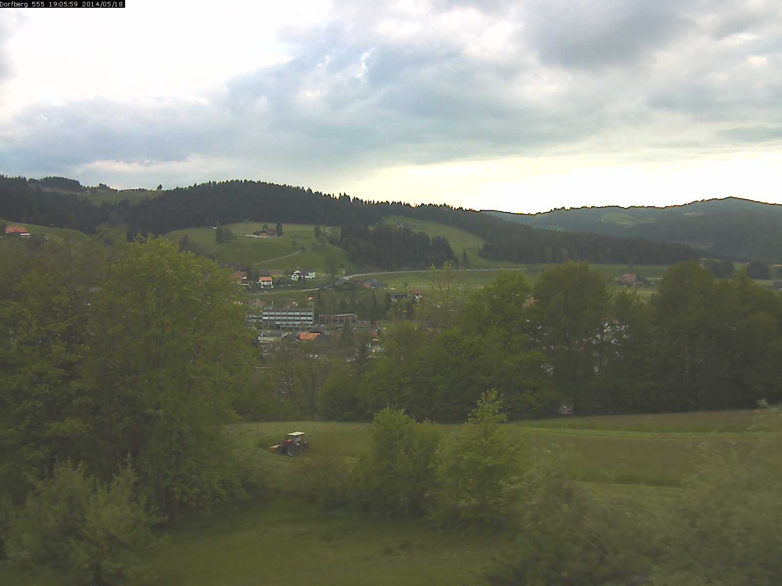 Webcam-Bild: Aussicht vom Dorfberg in Langnau 20140518-190600