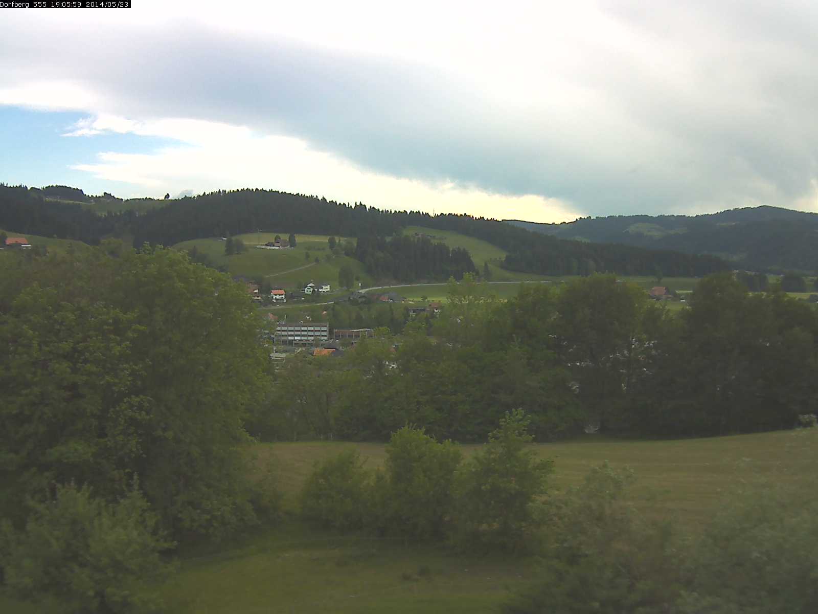 Webcam-Bild: Aussicht vom Dorfberg in Langnau 20140523-190600