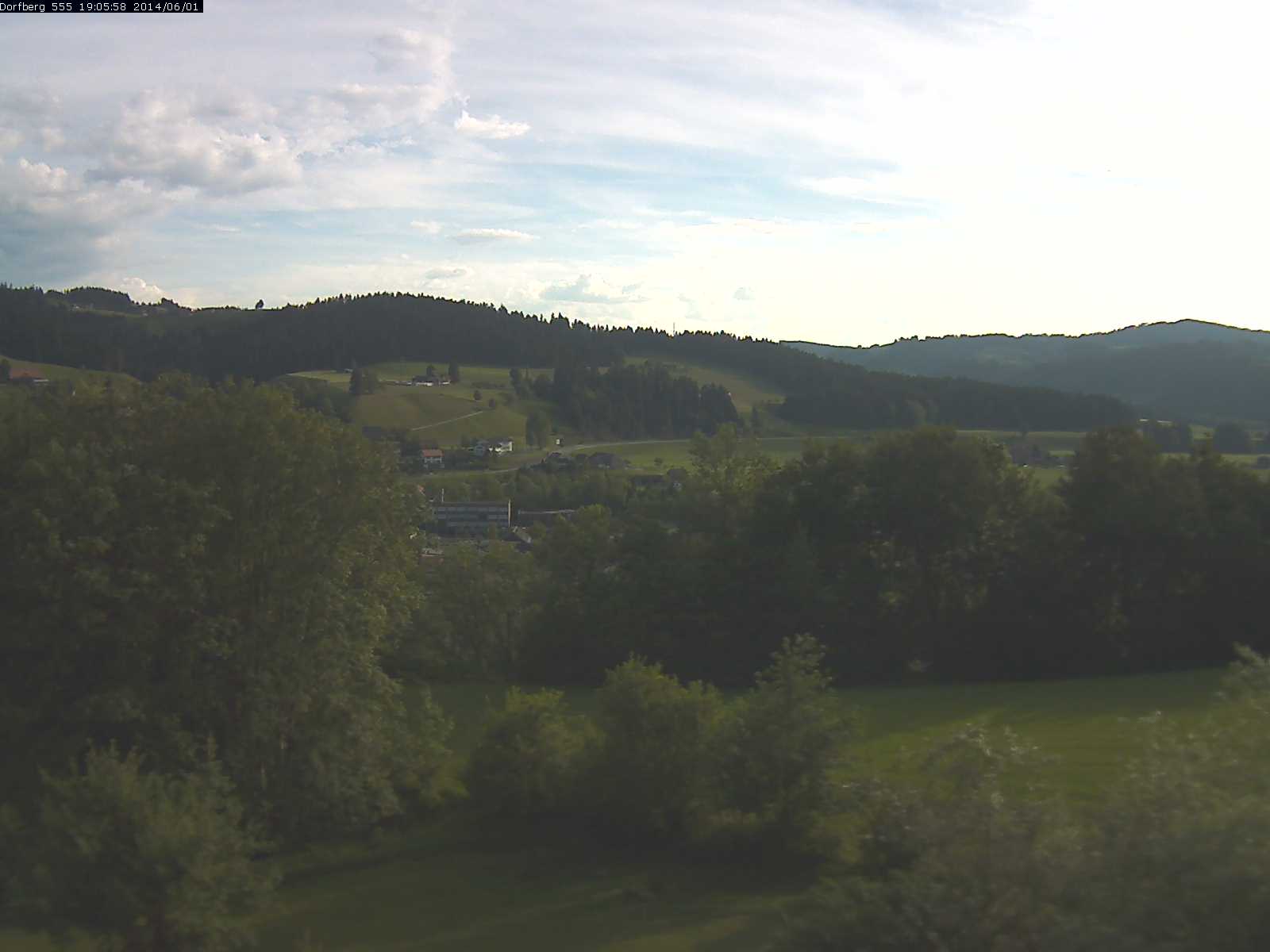 Webcam-Bild: Aussicht vom Dorfberg in Langnau 20140601-190600