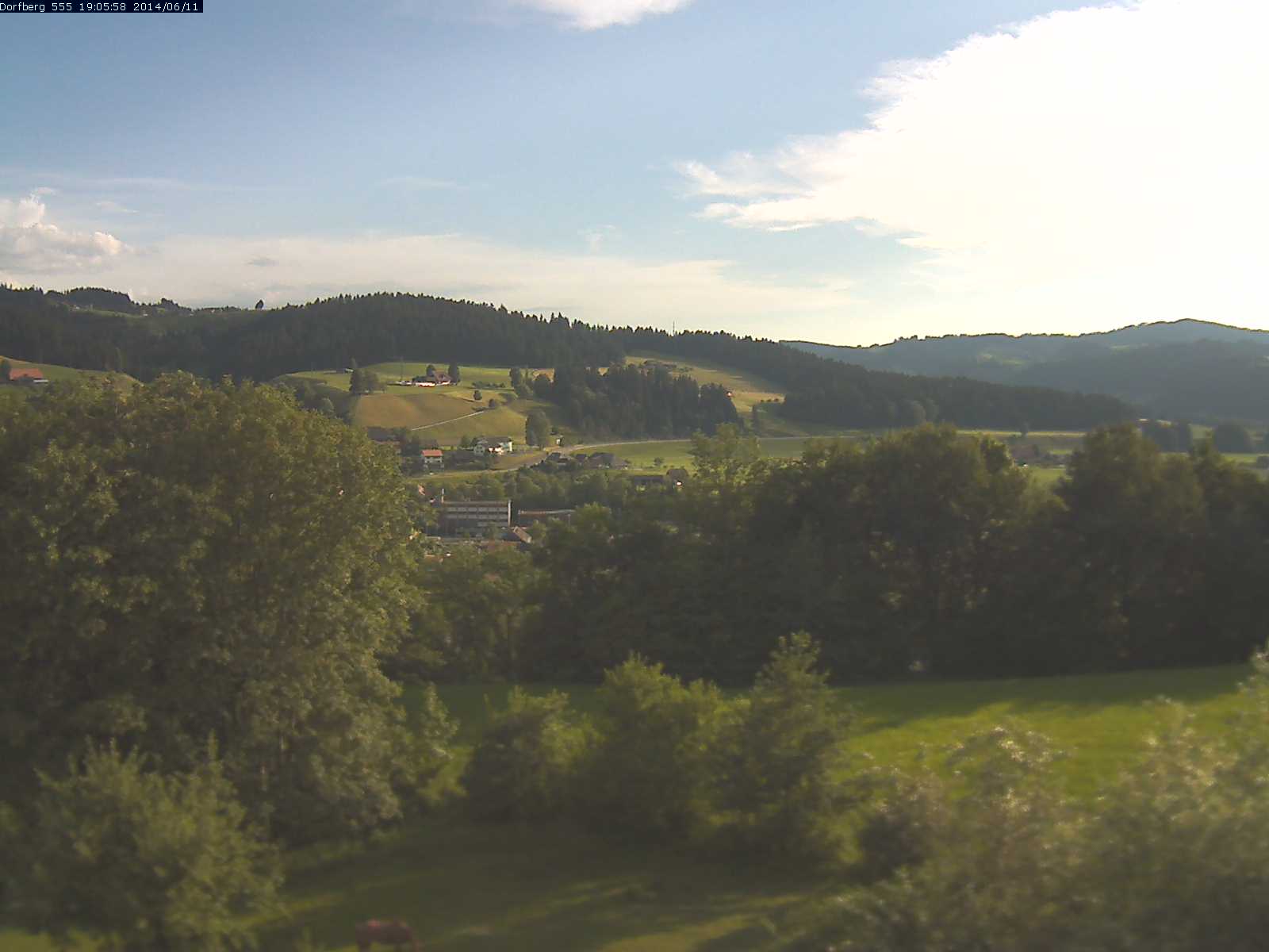 Webcam-Bild: Aussicht vom Dorfberg in Langnau 20140611-190600