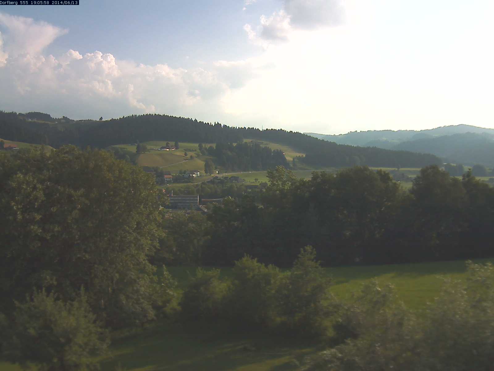 Webcam-Bild: Aussicht vom Dorfberg in Langnau 20140613-190600