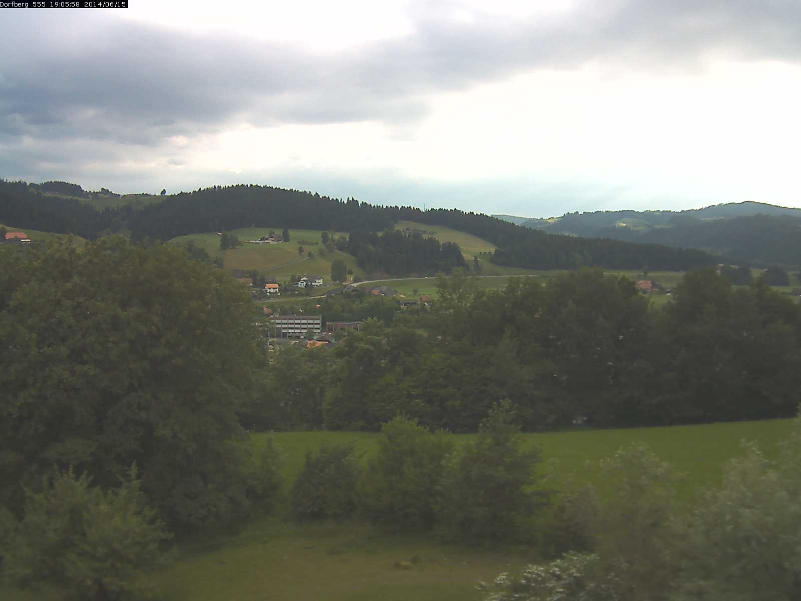 Webcam-Bild: Aussicht vom Dorfberg in Langnau 20140615-190600