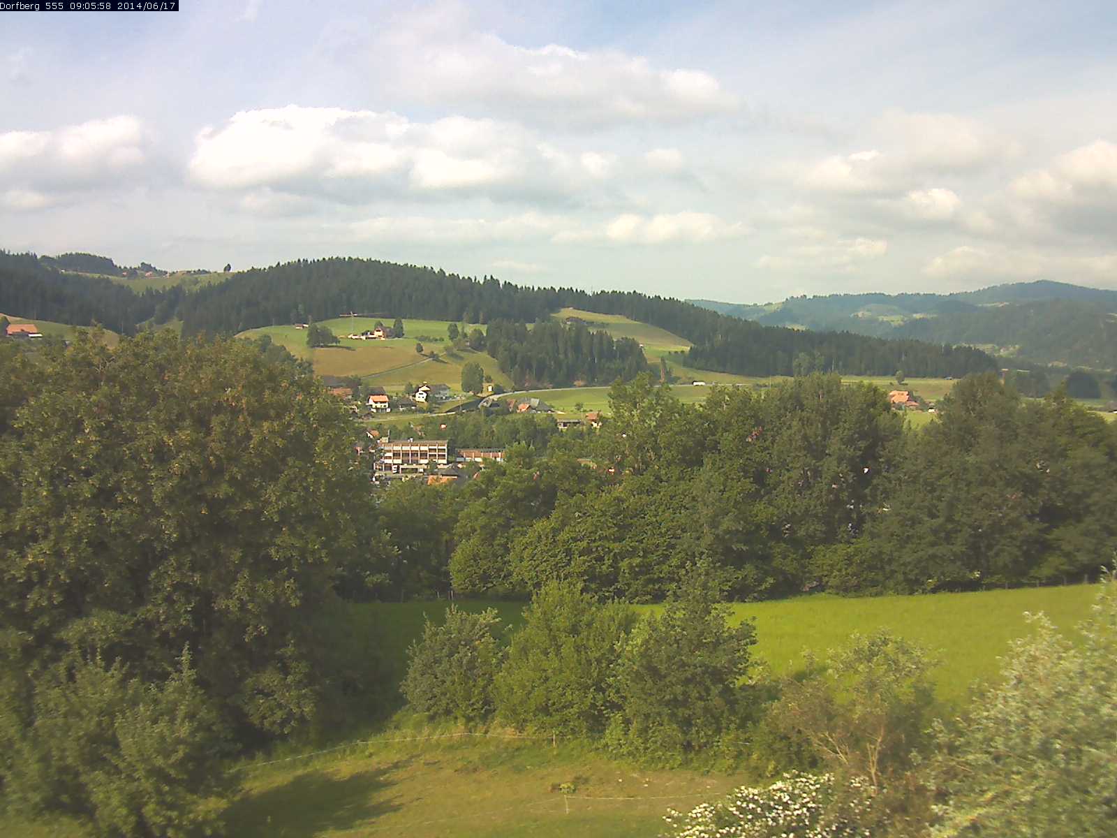 Webcam-Bild: Aussicht vom Dorfberg in Langnau 20140617-090600