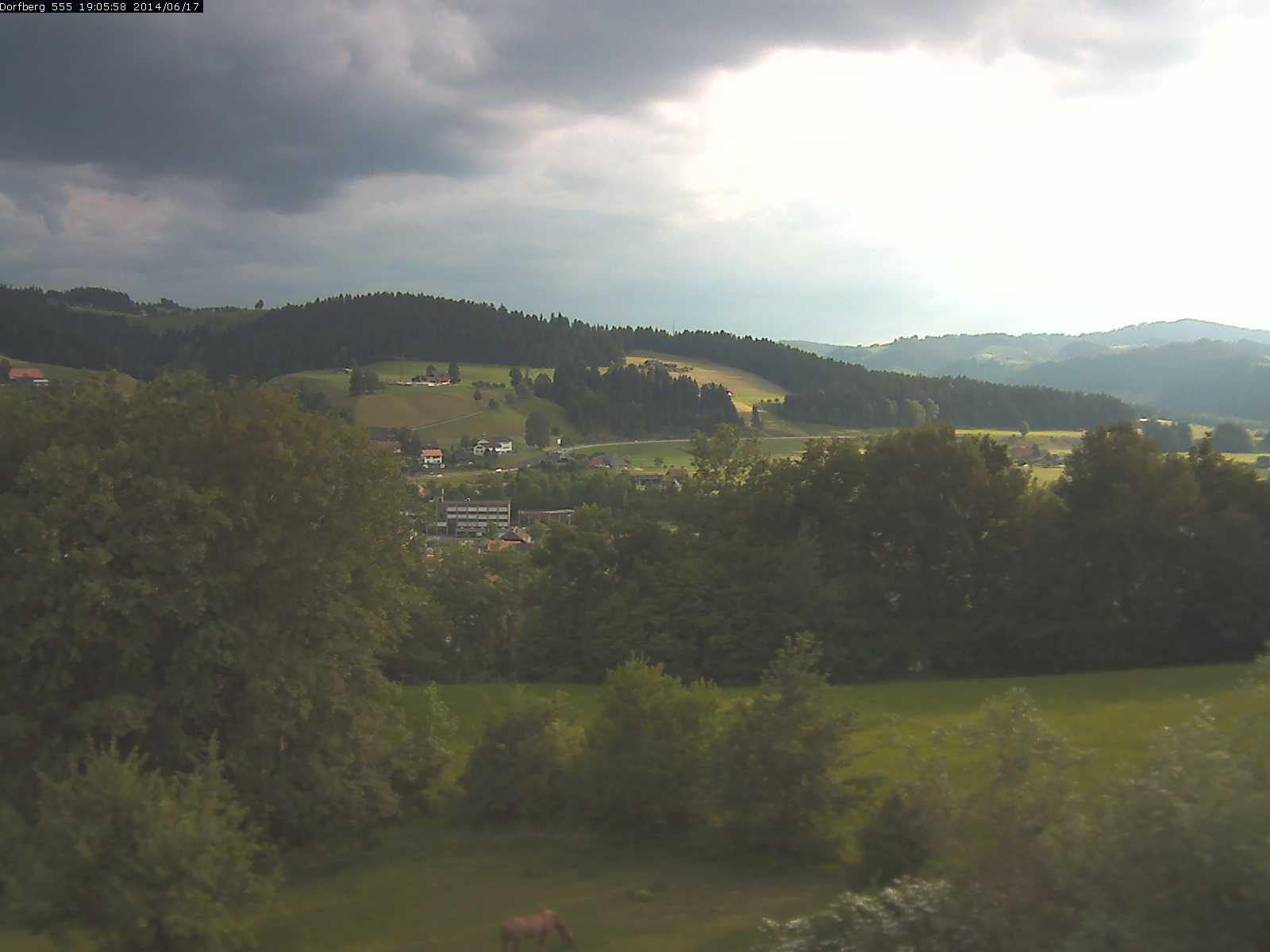 Webcam-Bild: Aussicht vom Dorfberg in Langnau 20140617-190600