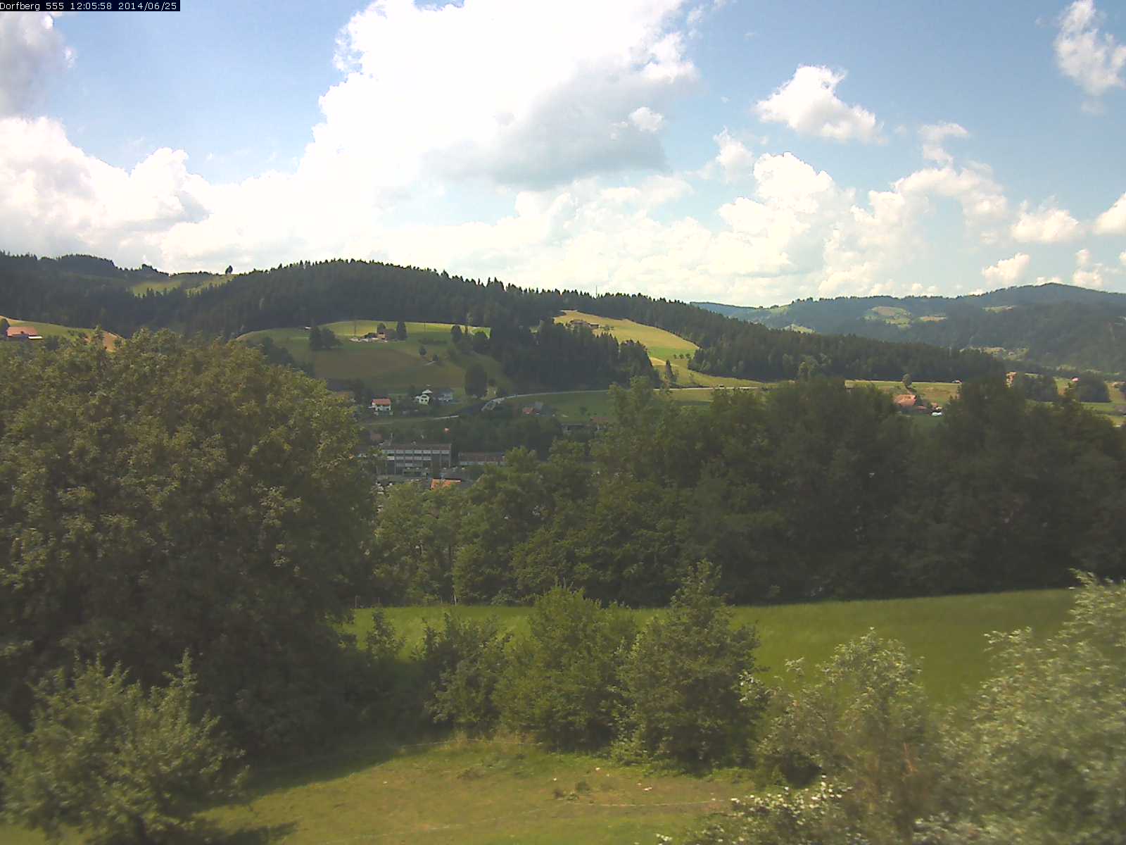 Webcam-Bild: Aussicht vom Dorfberg in Langnau 20140625-120600