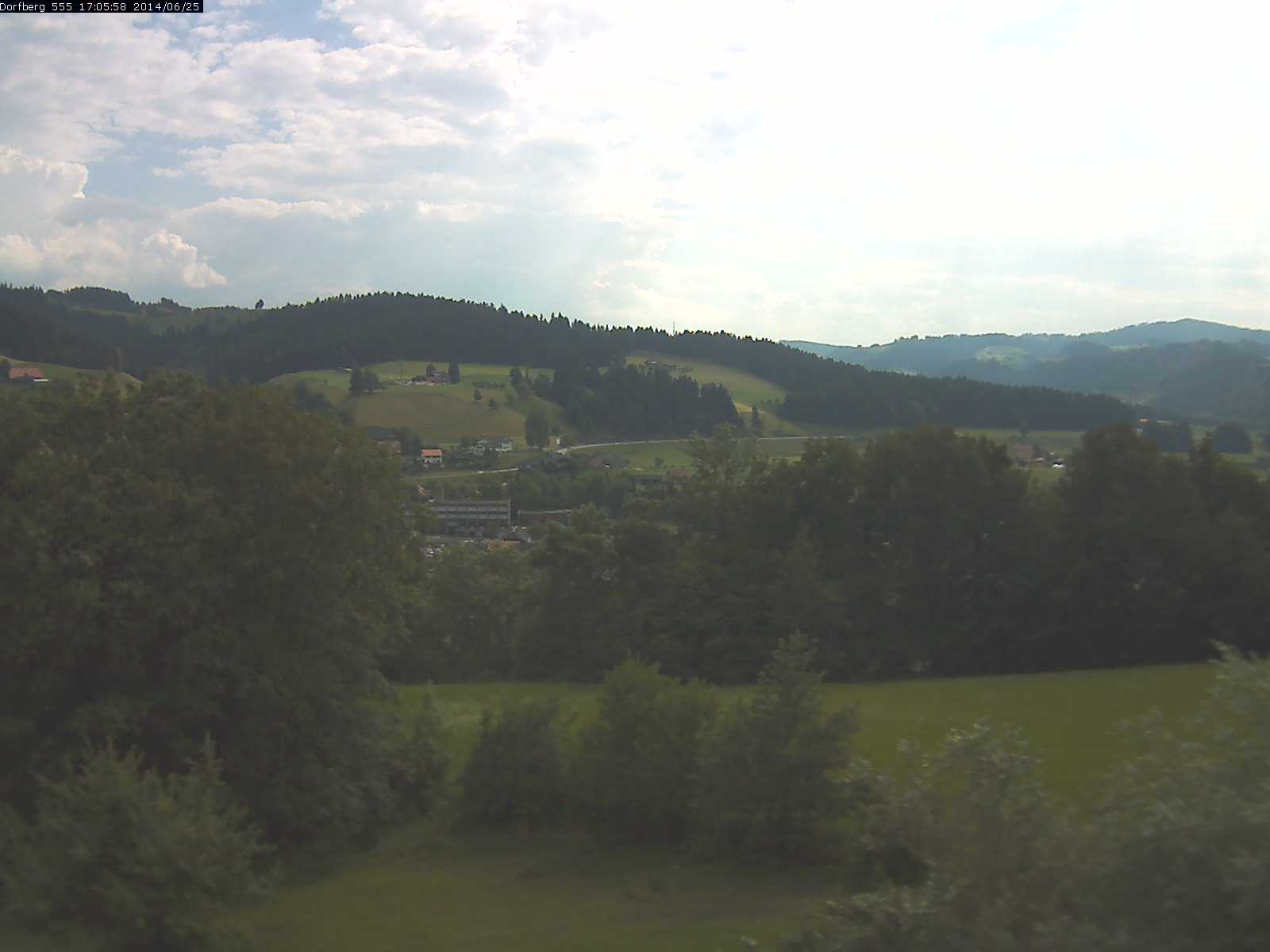 Webcam-Bild: Aussicht vom Dorfberg in Langnau 20140625-170600