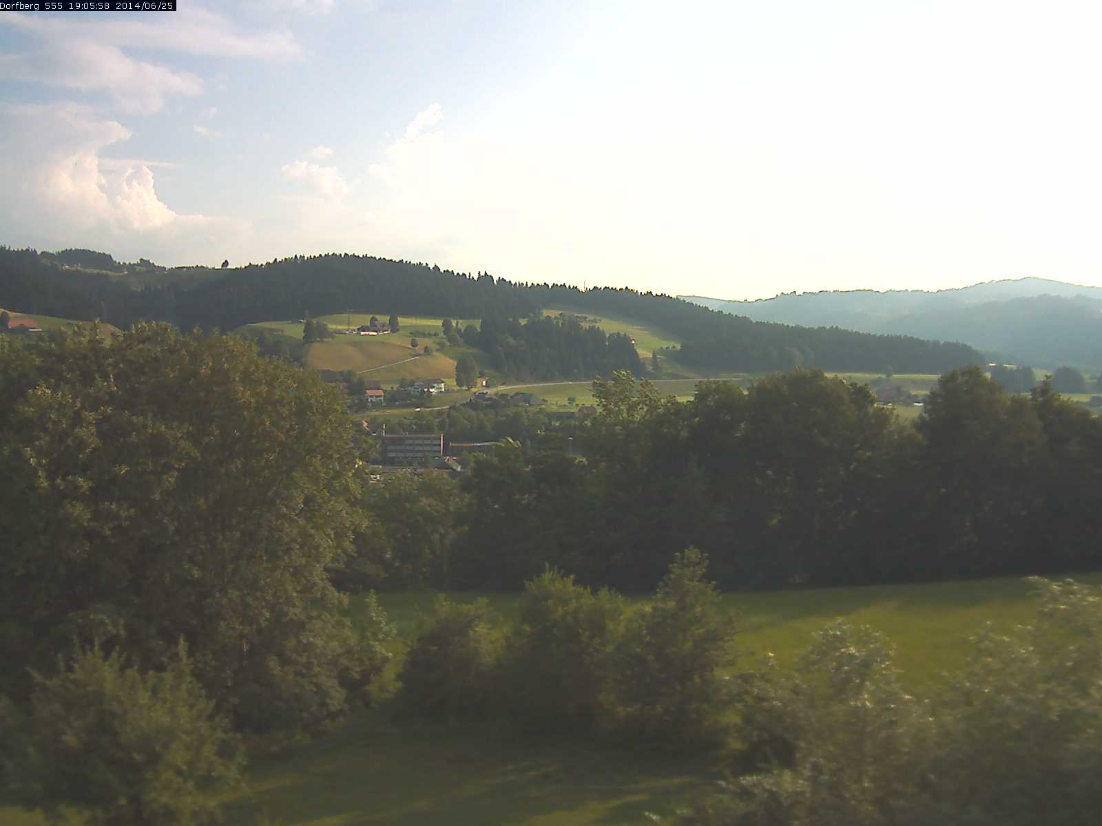 Webcam-Bild: Aussicht vom Dorfberg in Langnau 20140625-190600