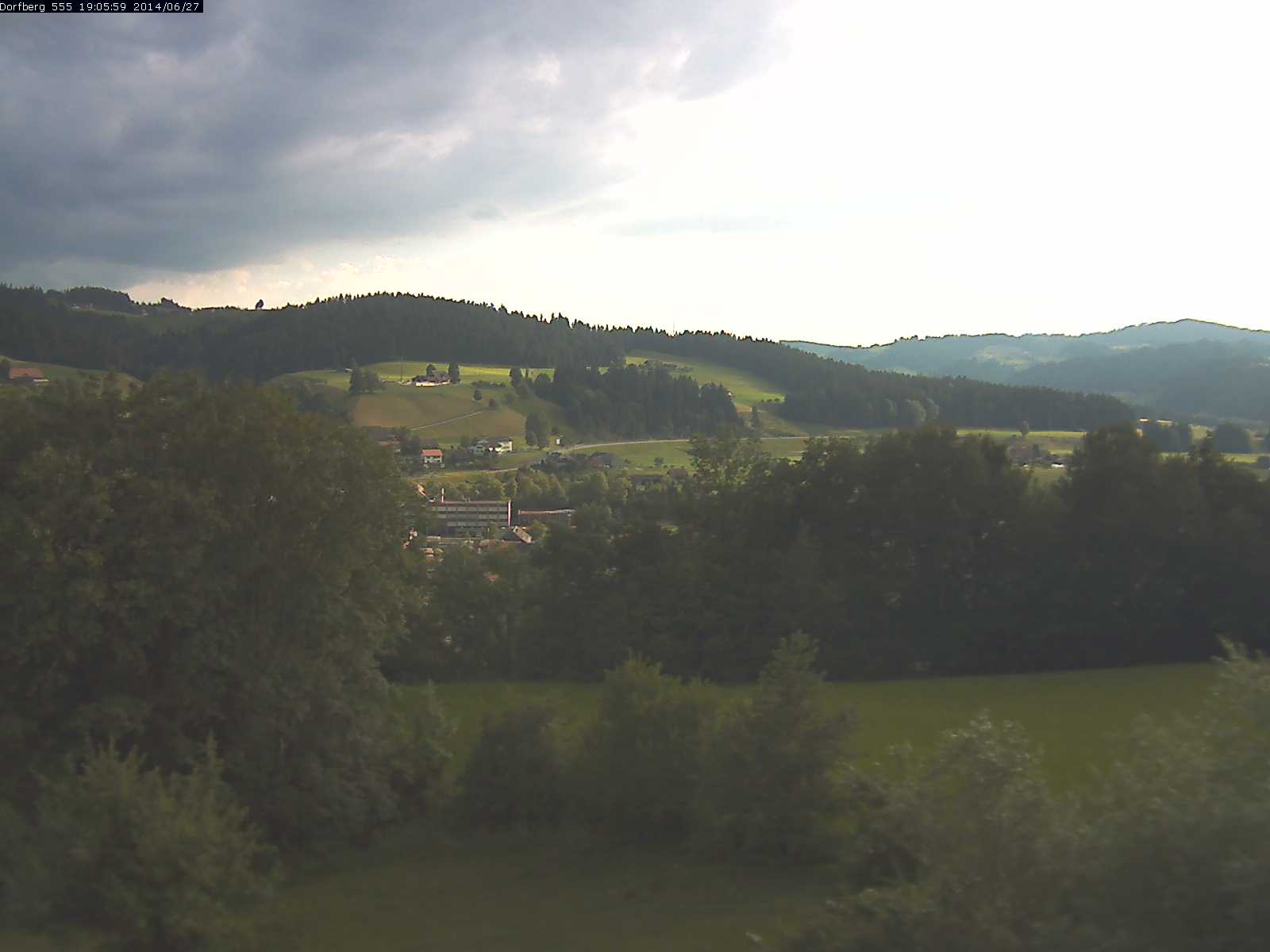 Webcam-Bild: Aussicht vom Dorfberg in Langnau 20140627-190600