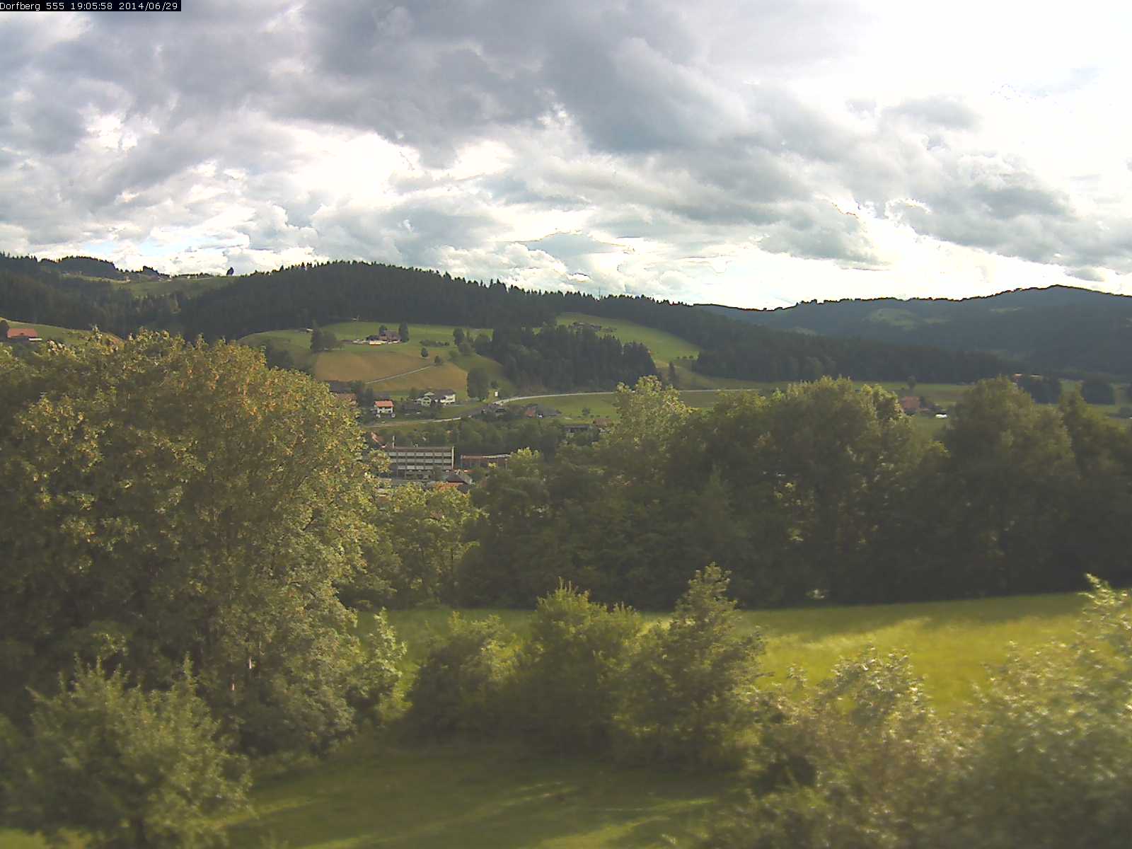 Webcam-Bild: Aussicht vom Dorfberg in Langnau 20140629-190600