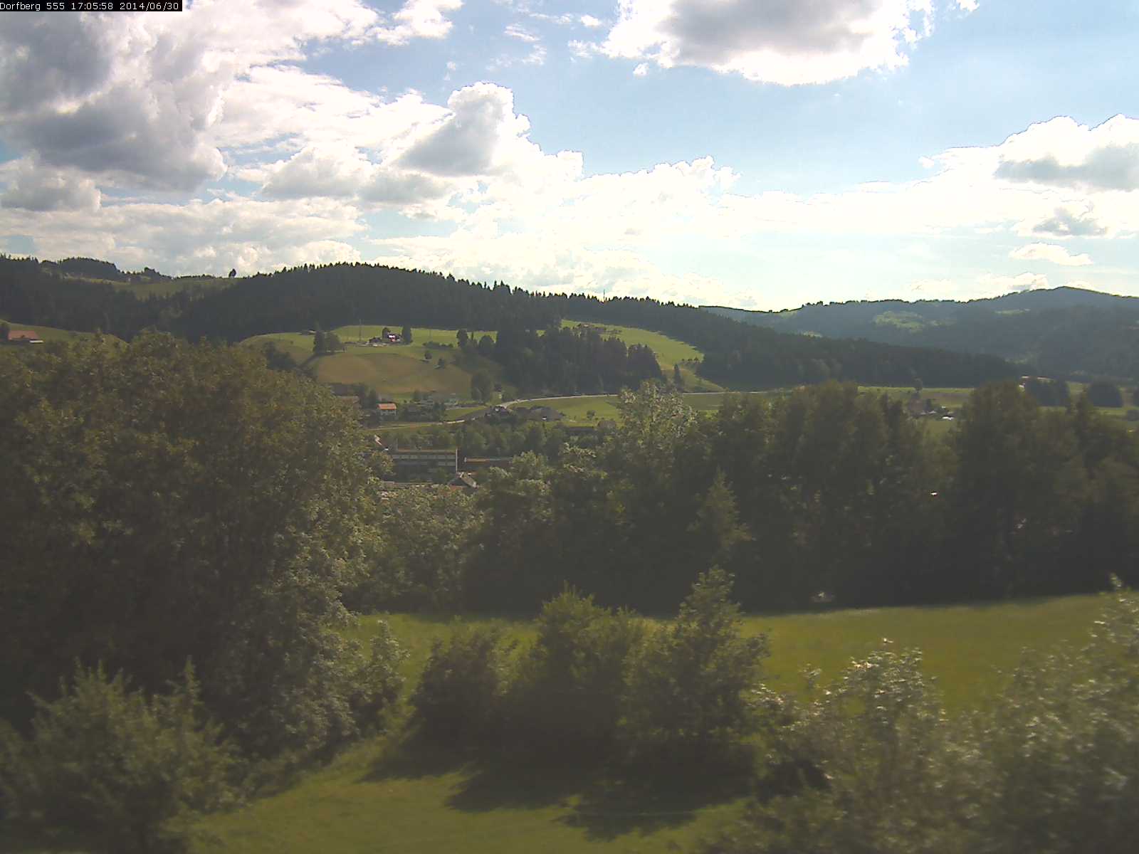 Webcam-Bild: Aussicht vom Dorfberg in Langnau 20140630-170600