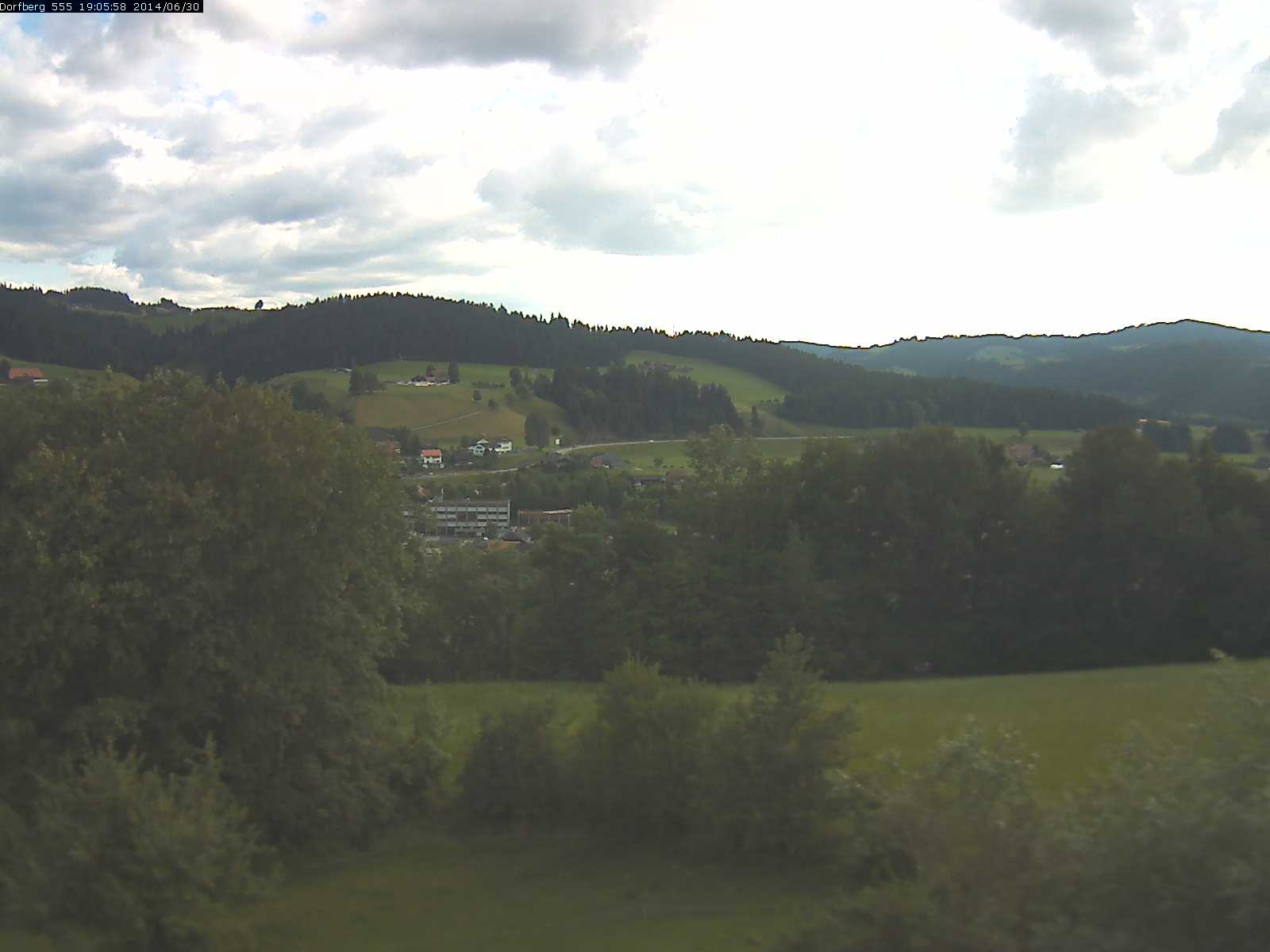 Webcam-Bild: Aussicht vom Dorfberg in Langnau 20140630-190600