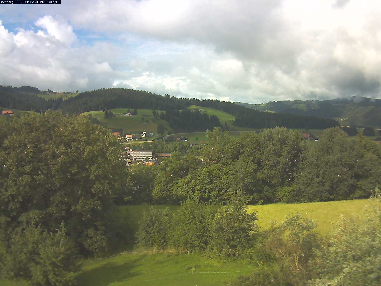 Webcam-Bild: Aussicht vom Dorfberg in Langnau 20140714-090600