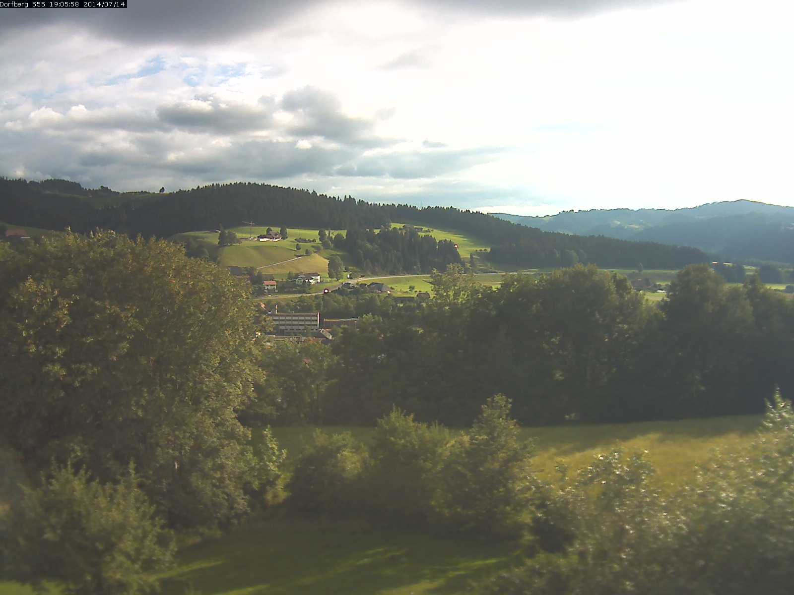 Webcam-Bild: Aussicht vom Dorfberg in Langnau 20140714-190600