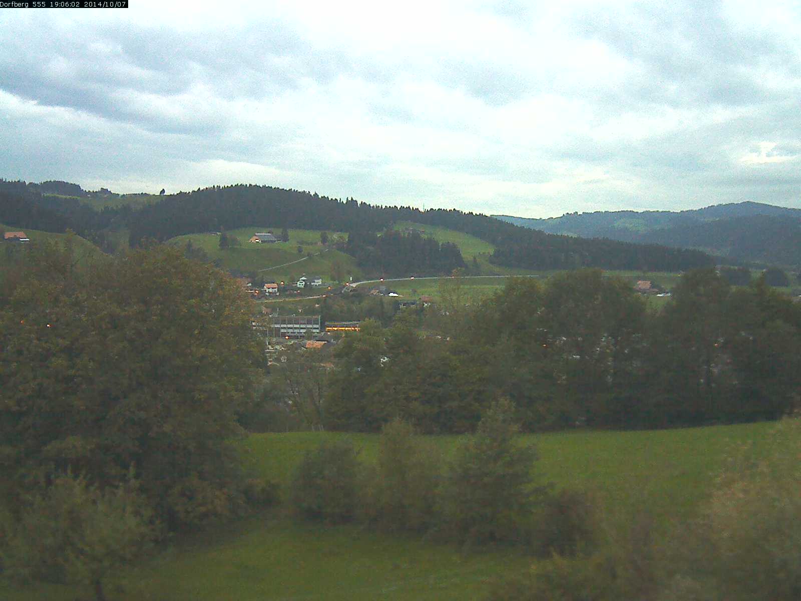 Webcam-Bild: Aussicht vom Dorfberg in Langnau 20141007-190601