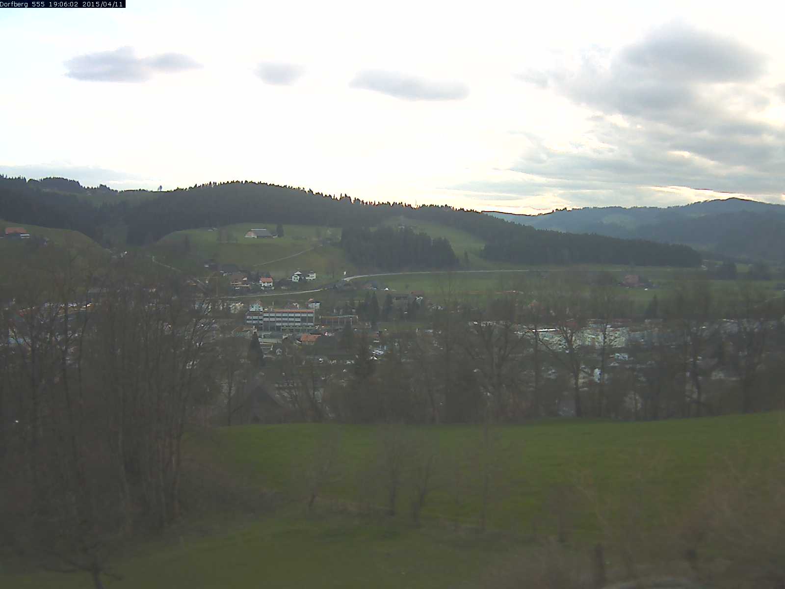 Webcam-Bild: Aussicht vom Dorfberg in Langnau 20150411-190601