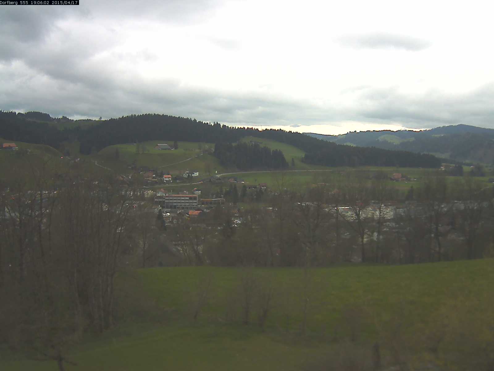 Webcam-Bild: Aussicht vom Dorfberg in Langnau 20150417-190601