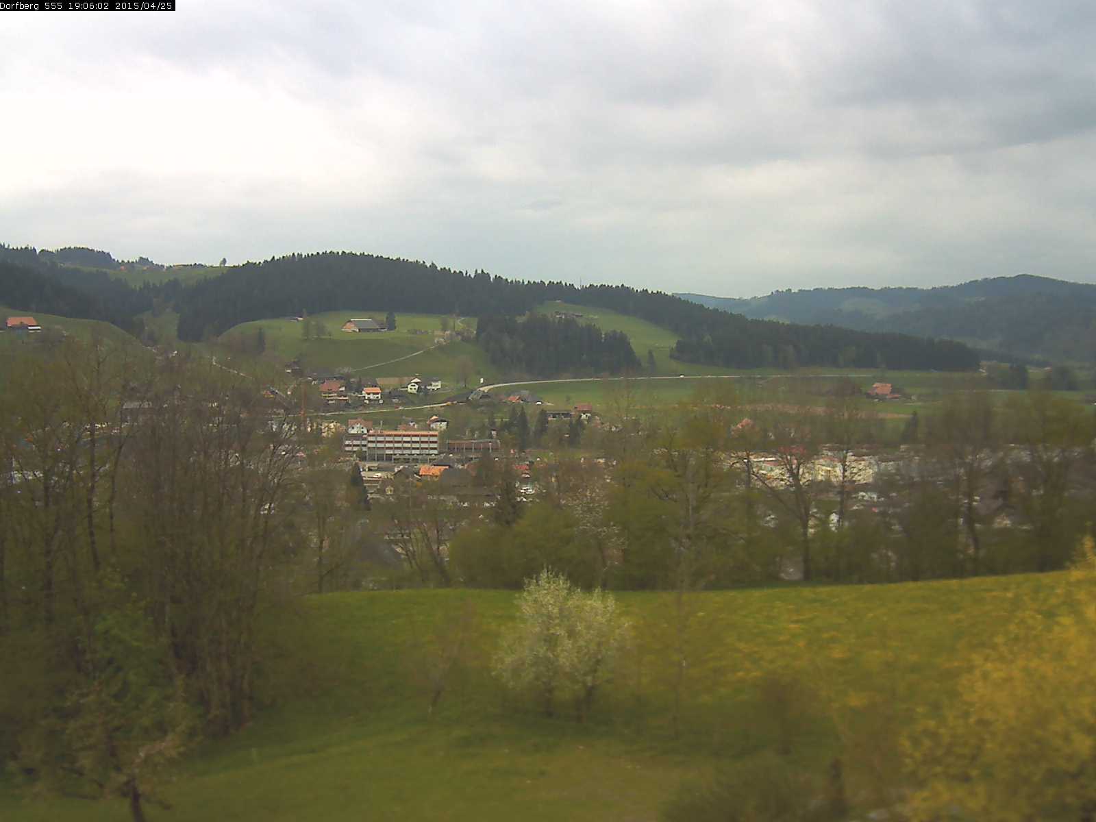 Webcam-Bild: Aussicht vom Dorfberg in Langnau 20150425-190601