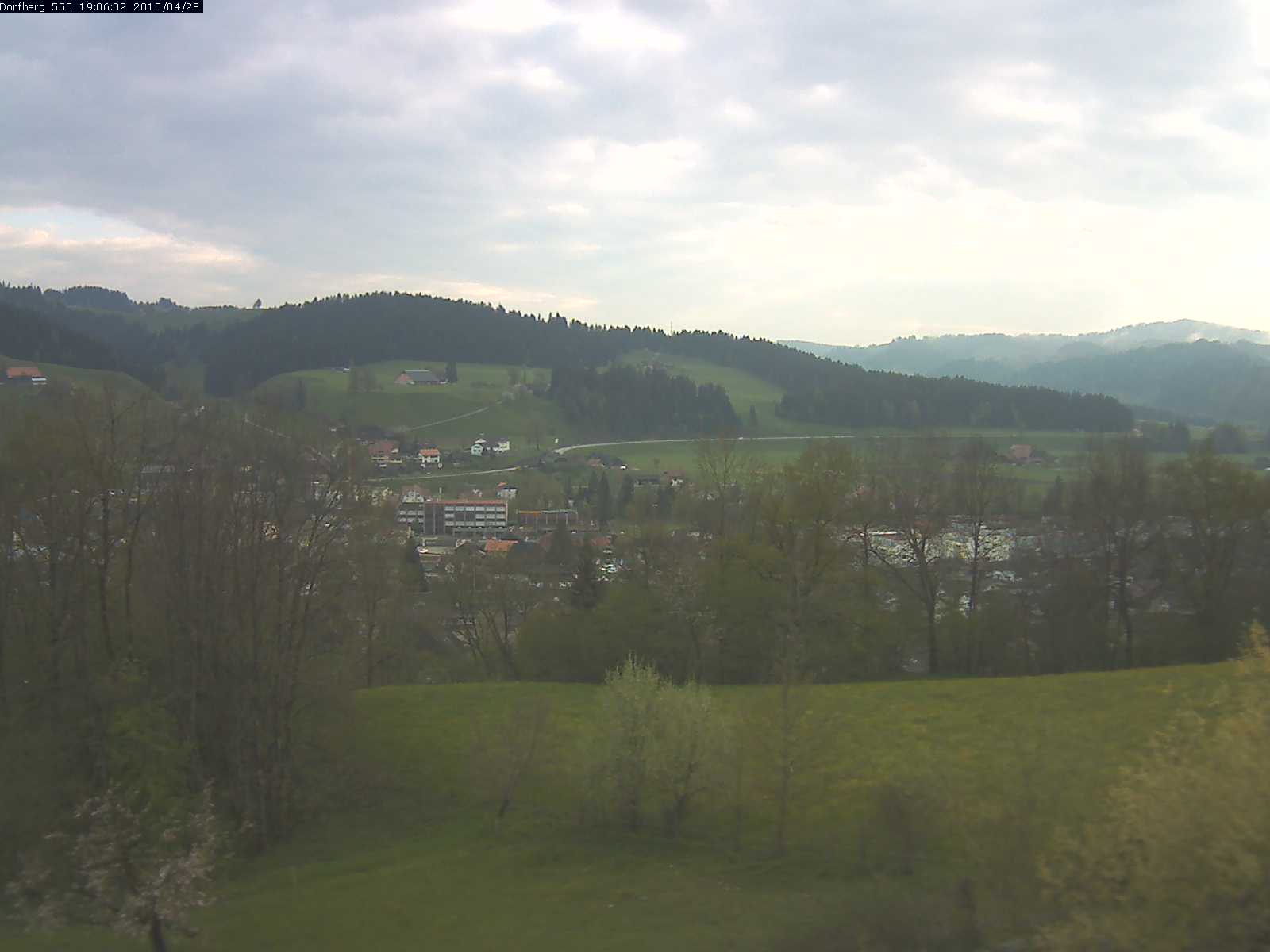 Webcam-Bild: Aussicht vom Dorfberg in Langnau 20150428-190601