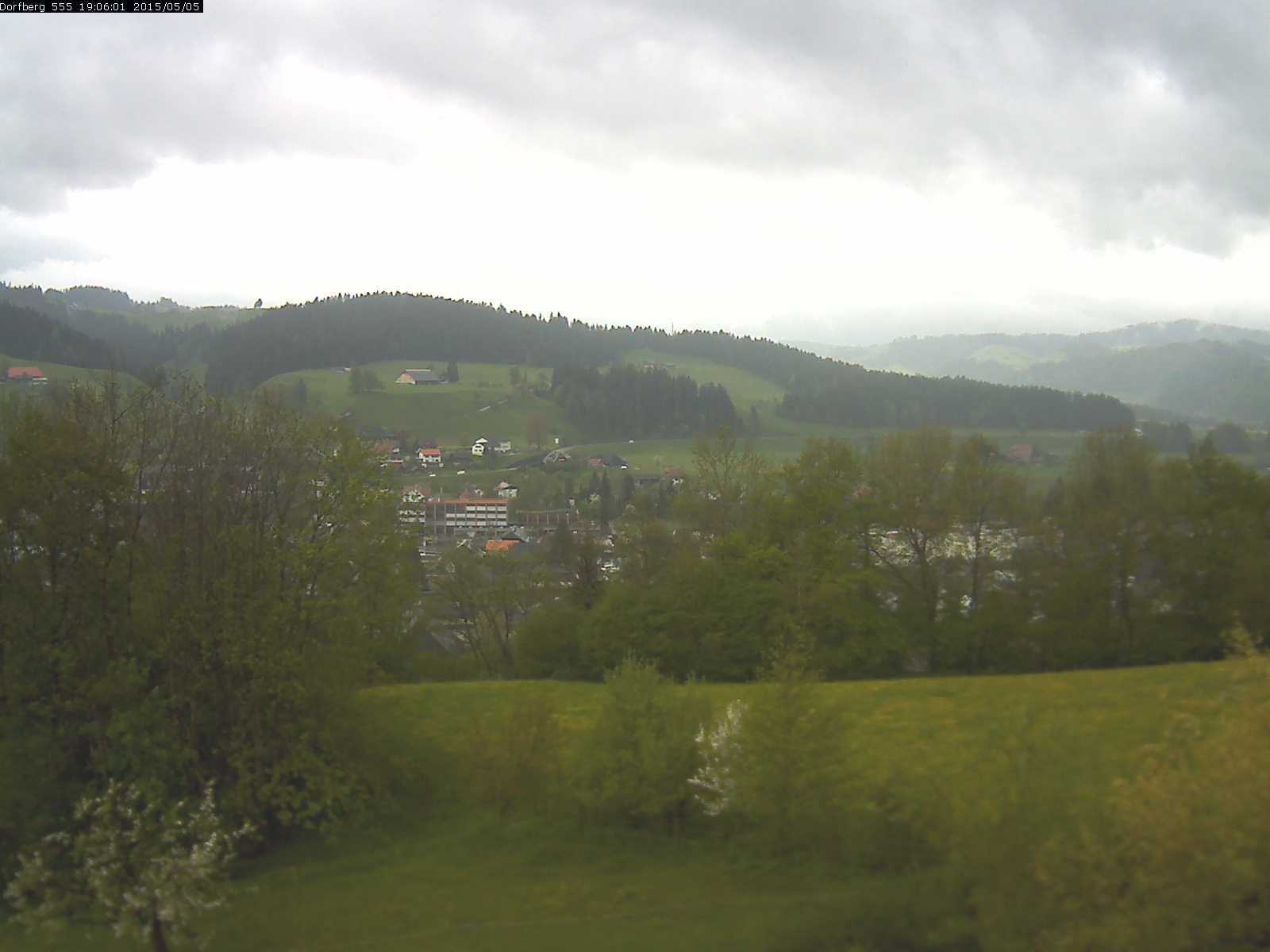 Webcam-Bild: Aussicht vom Dorfberg in Langnau 20150505-190601