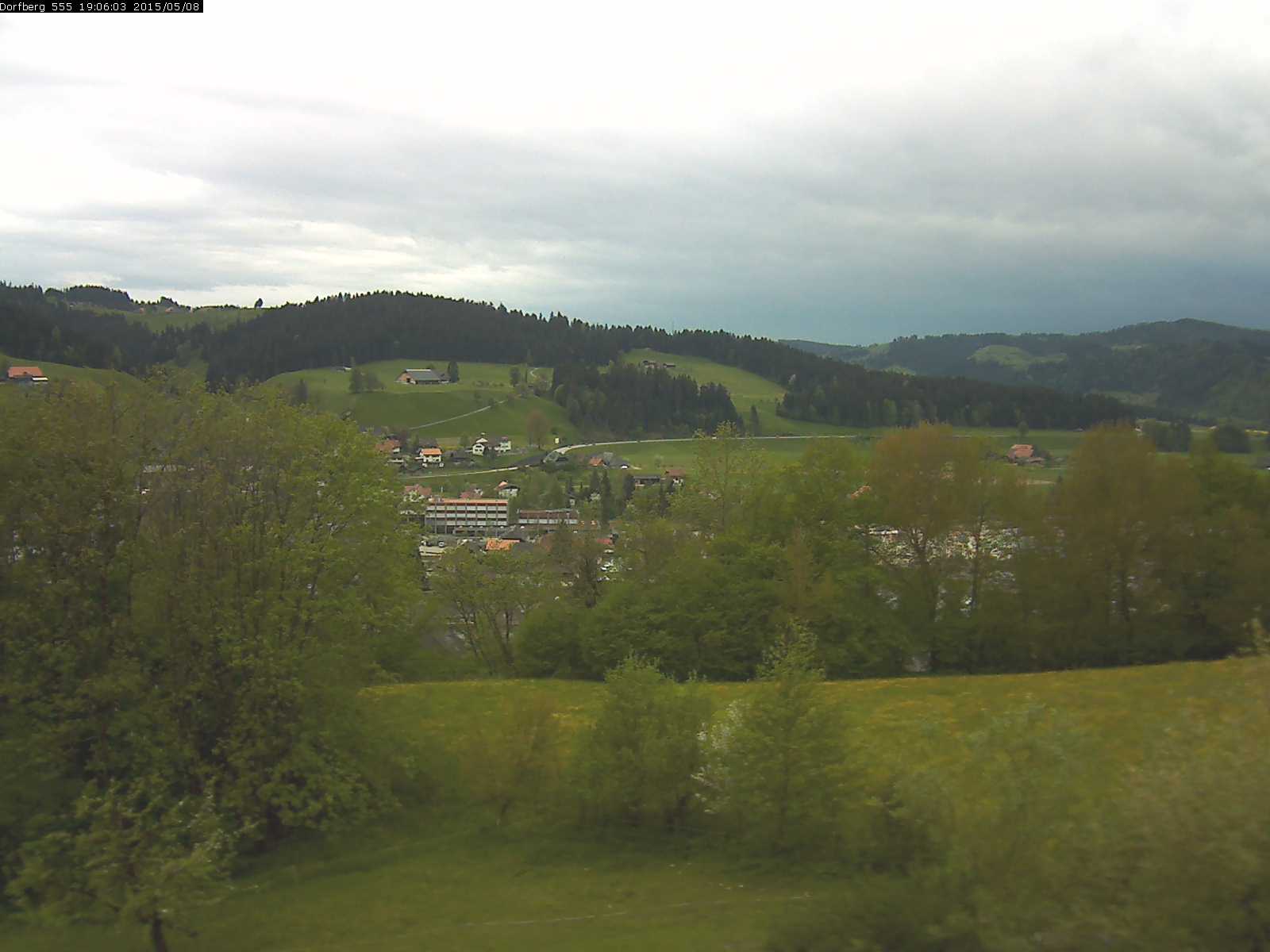 Webcam-Bild: Aussicht vom Dorfberg in Langnau 20150508-190602