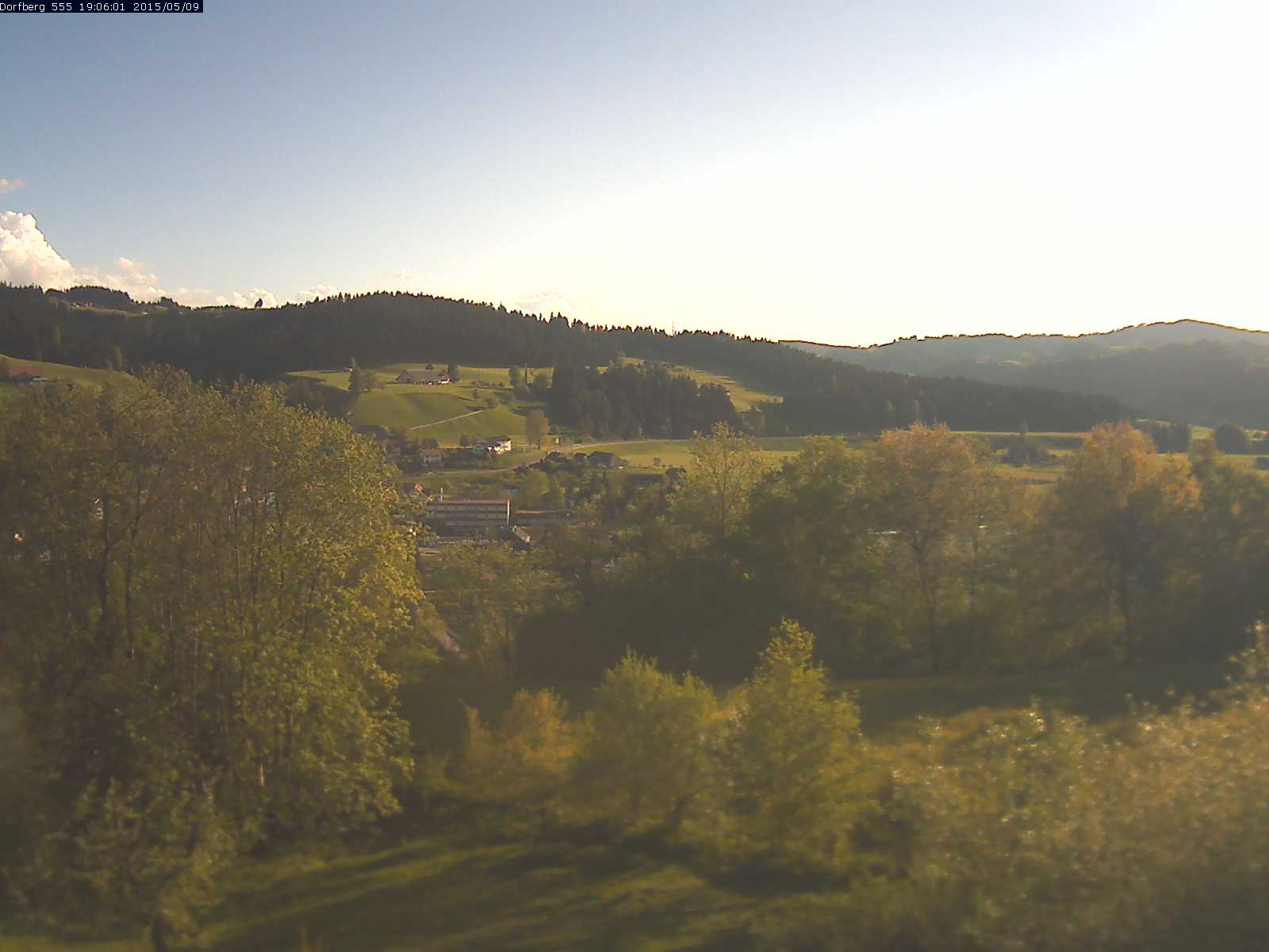 Webcam-Bild: Aussicht vom Dorfberg in Langnau 20150509-190601