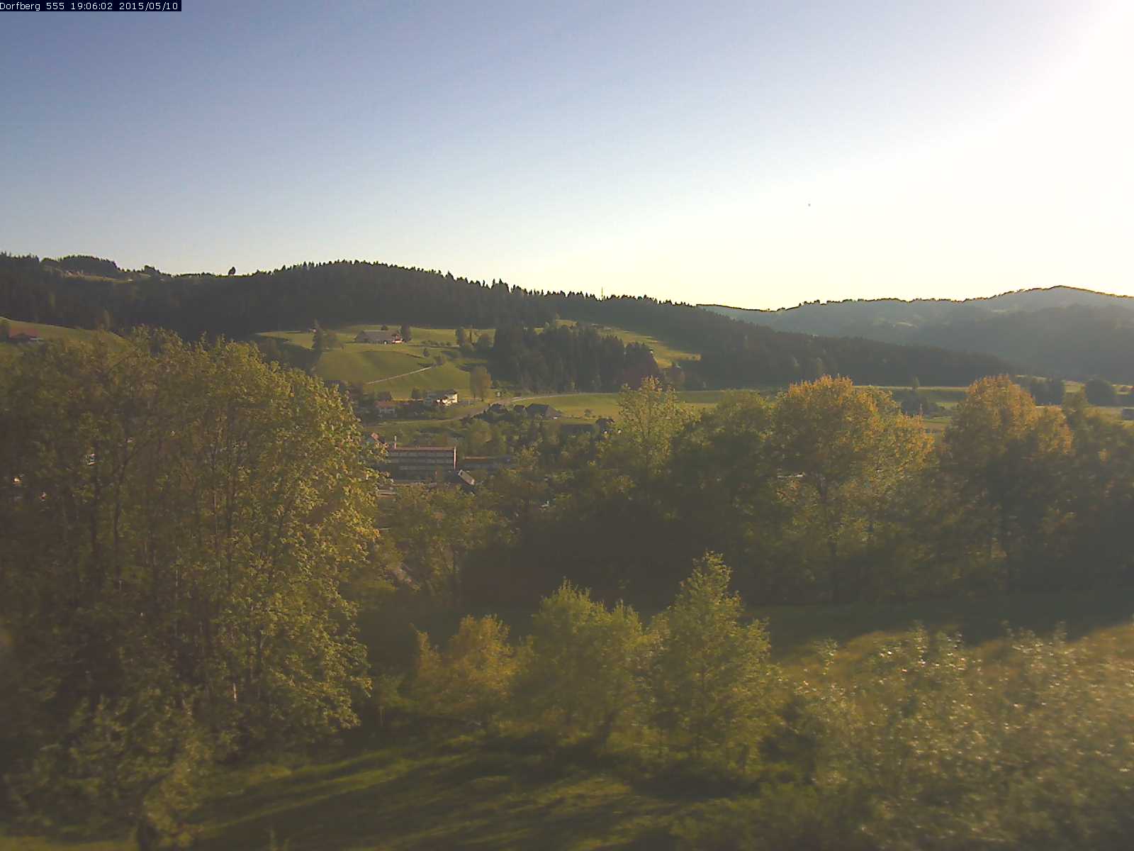 Webcam-Bild: Aussicht vom Dorfberg in Langnau 20150510-190601