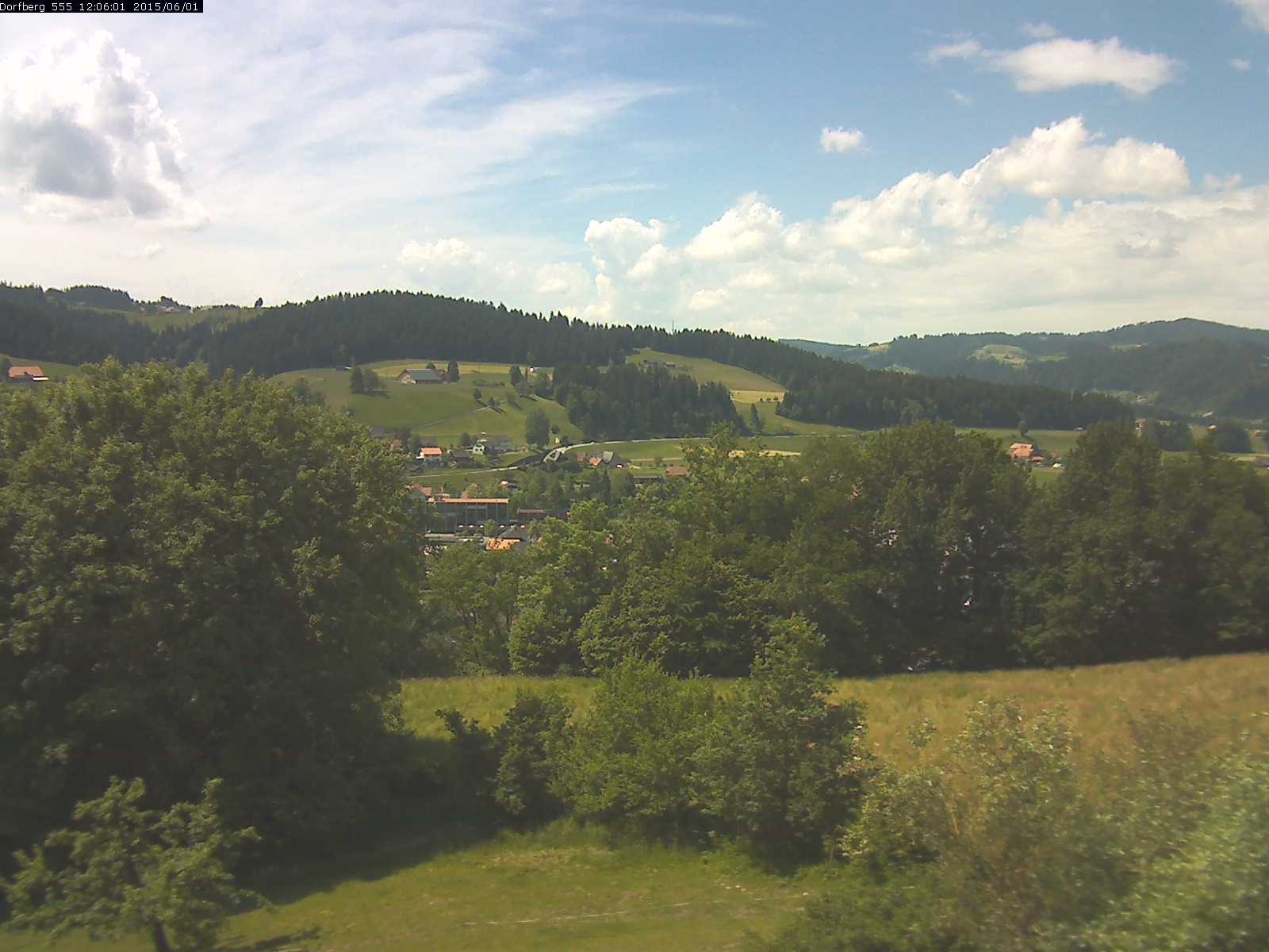 Webcam-Bild: Aussicht vom Dorfberg in Langnau 20150601-120601
