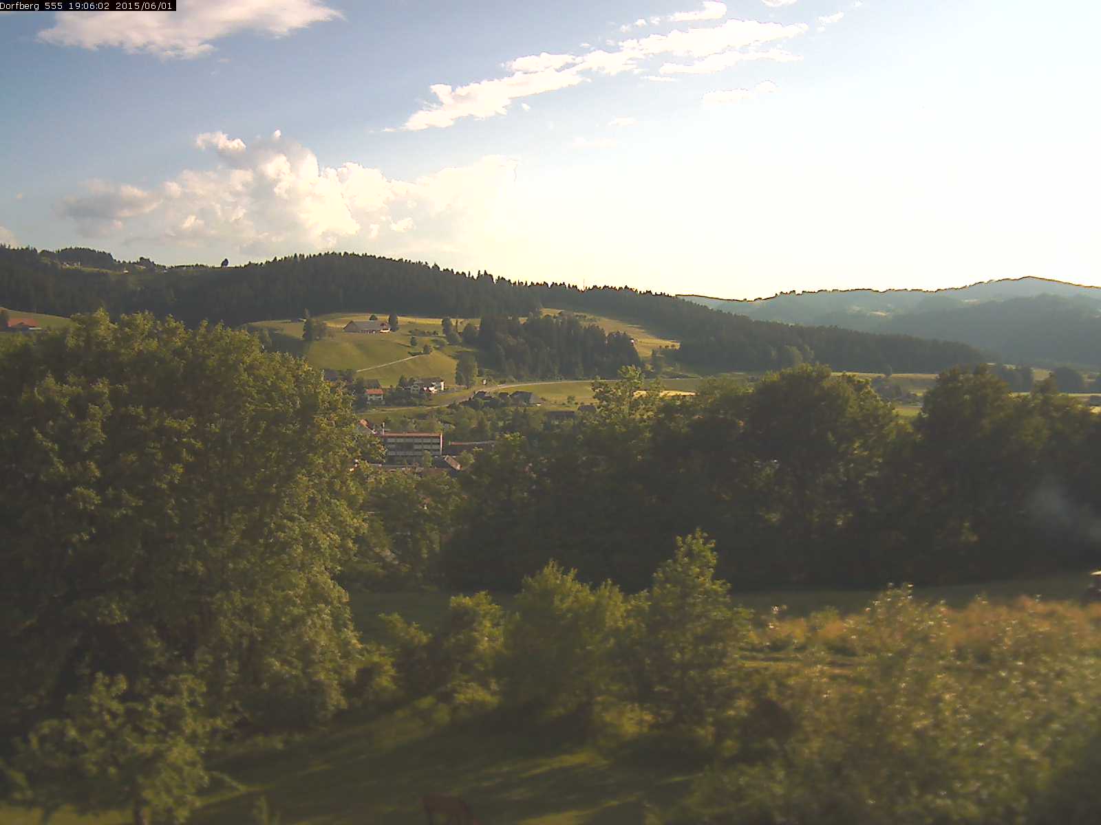 Webcam-Bild: Aussicht vom Dorfberg in Langnau 20150601-190601