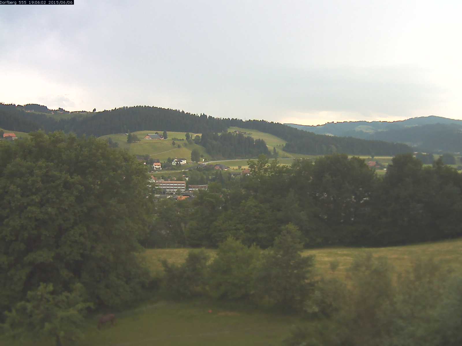 Webcam-Bild: Aussicht vom Dorfberg in Langnau 20150606-190601