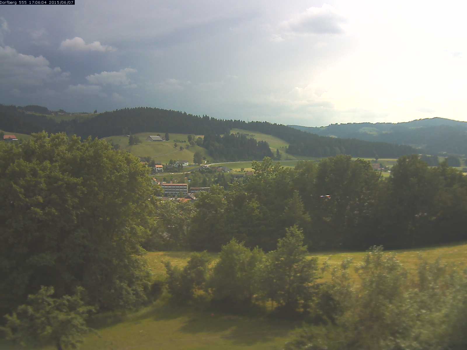 Webcam-Bild: Aussicht vom Dorfberg in Langnau 20150607-170601