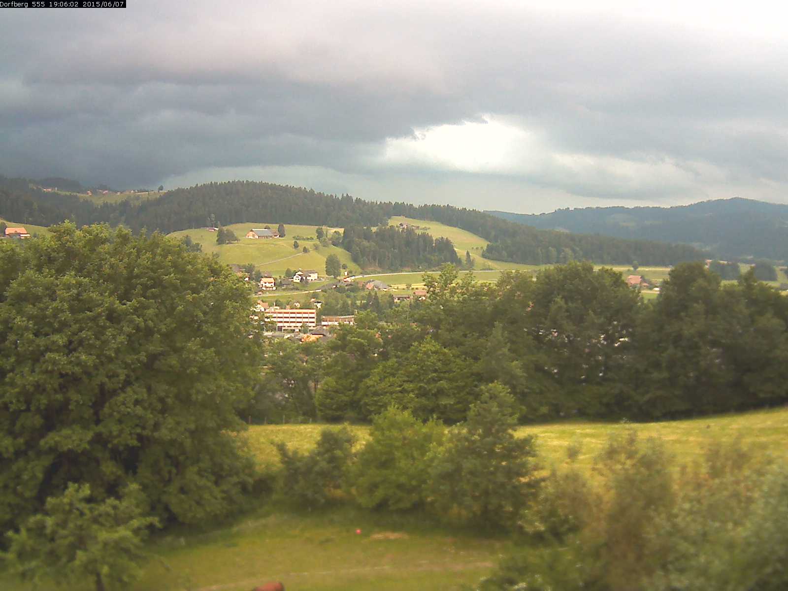 Webcam-Bild: Aussicht vom Dorfberg in Langnau 20150607-190602