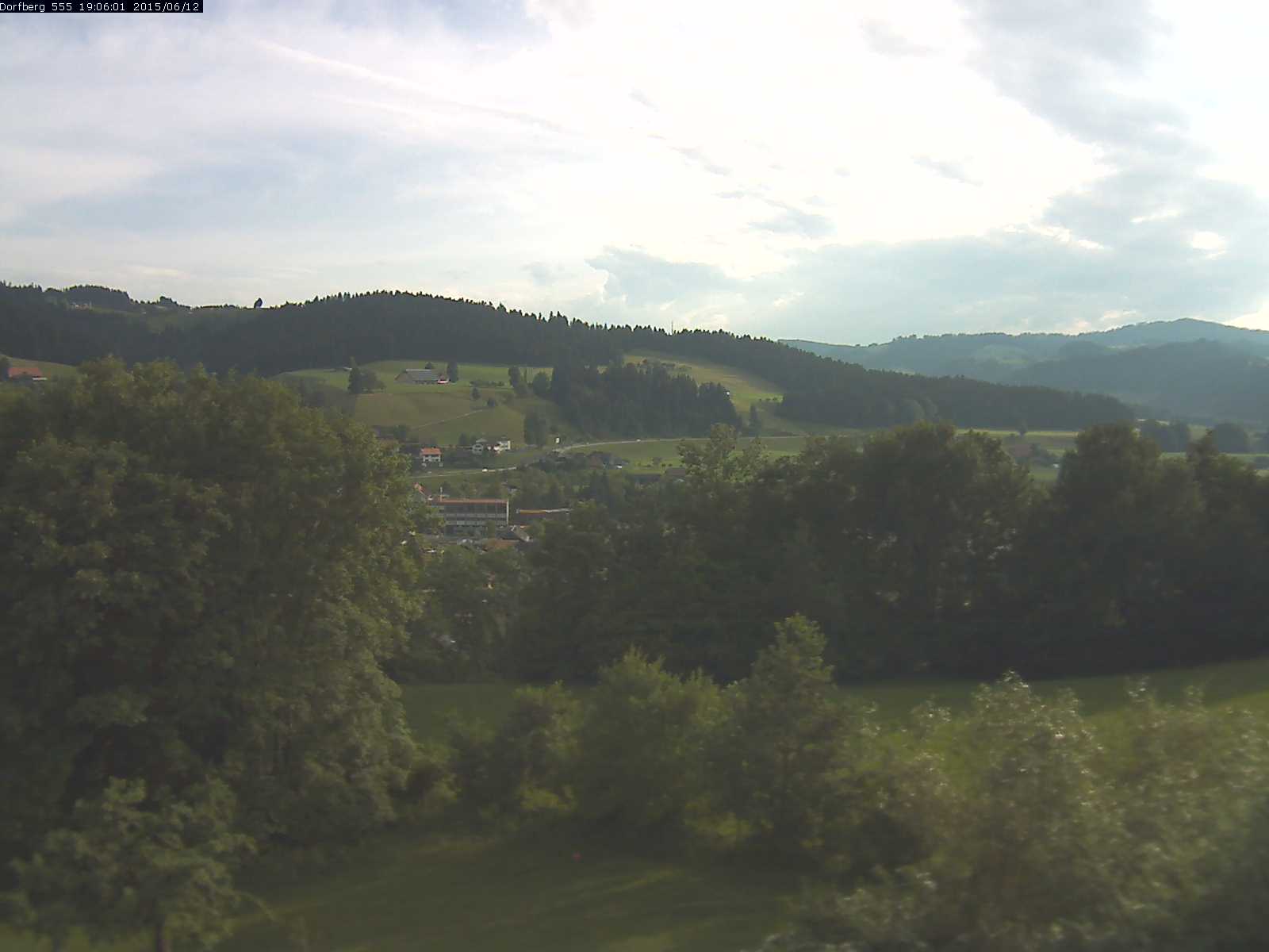 Webcam-Bild: Aussicht vom Dorfberg in Langnau 20150612-190601