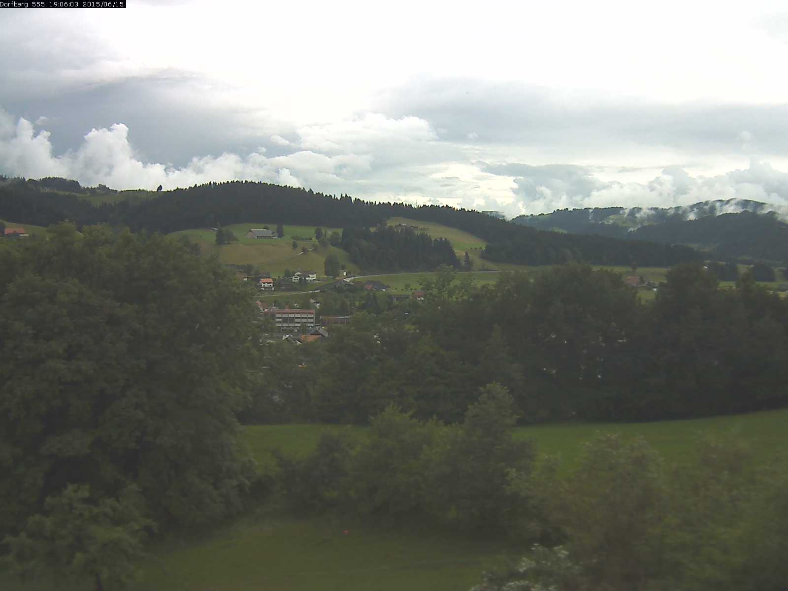 Webcam-Bild: Aussicht vom Dorfberg in Langnau 20150615-190601