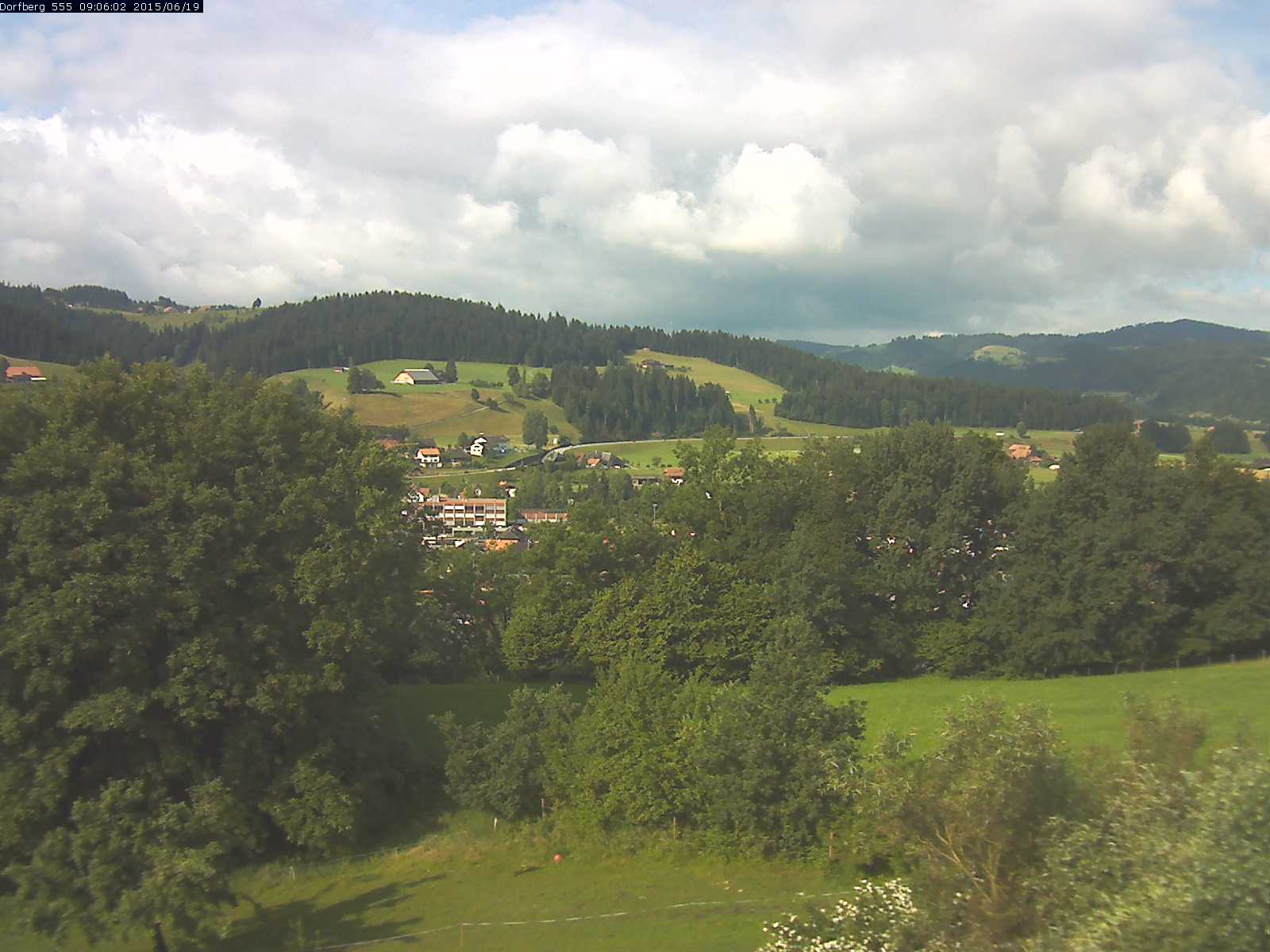 Webcam-Bild: Aussicht vom Dorfberg in Langnau 20150619-090601