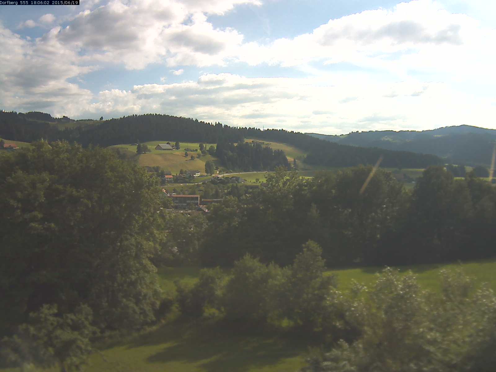 Webcam-Bild: Aussicht vom Dorfberg in Langnau 20150619-180601