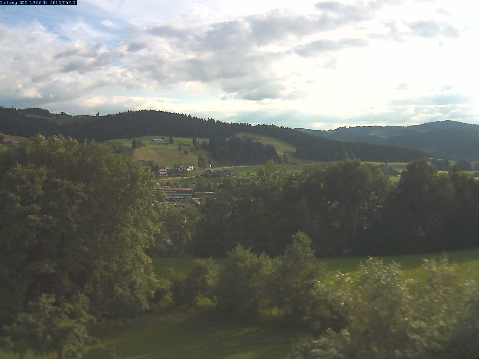 Webcam-Bild: Aussicht vom Dorfberg in Langnau 20150619-190601