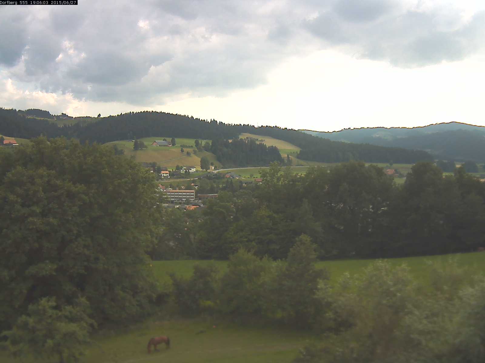 Webcam-Bild: Aussicht vom Dorfberg in Langnau 20150627-190601